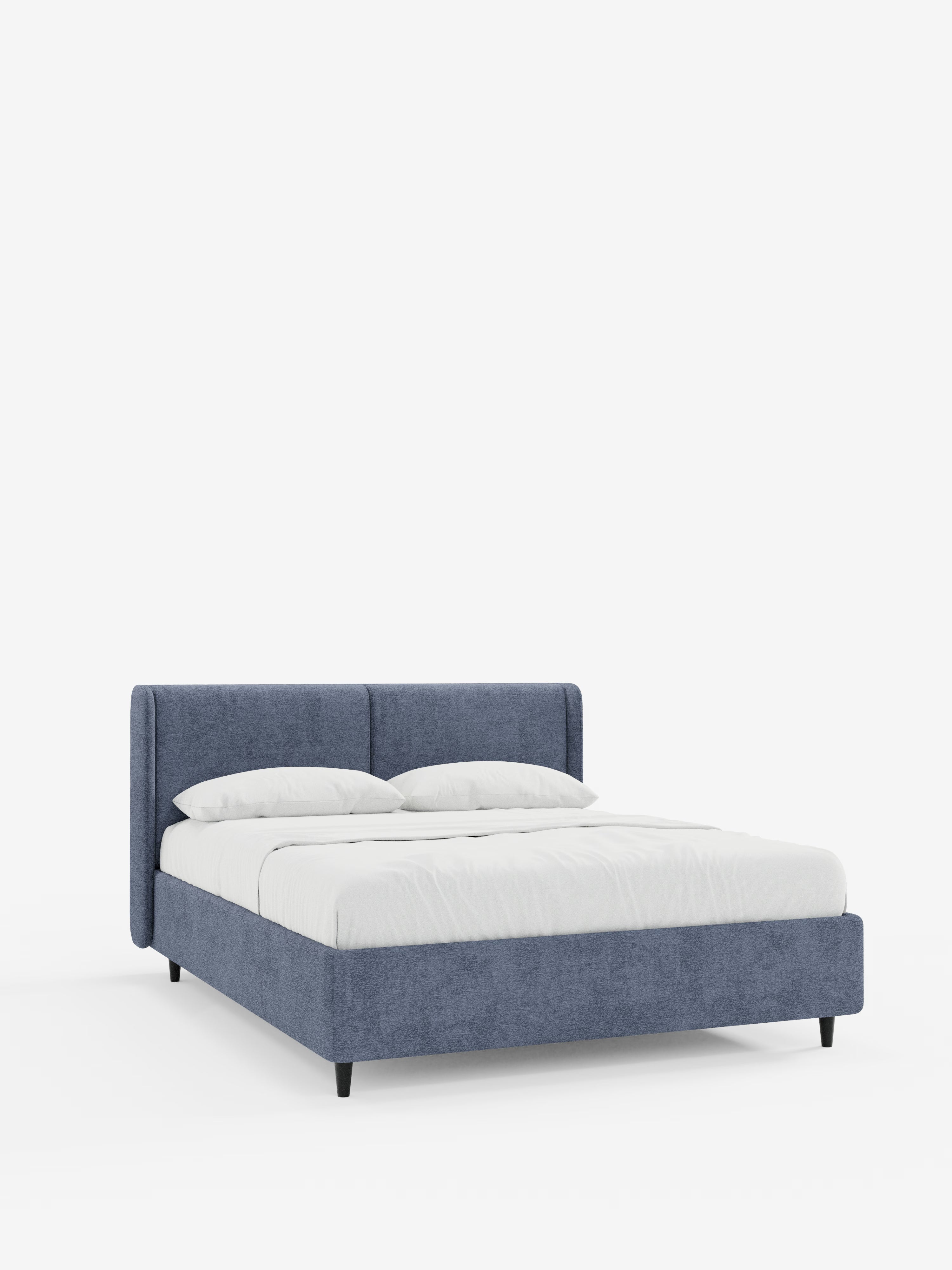 Il letto di design VALKIRIA con contenitore e testiera avvolgente di Letti.store crea un look minimalista e contemporaneo, caratterizzato da una moderna piattaforma imbottita di colore blu con una testiera bassa avvolgente, due cuscini imbottiti in tessuto Oeko-Tex®, gambe corte nere e biancheria da letto di un bianco brillante, il tutto su uno sfondo bianco.
