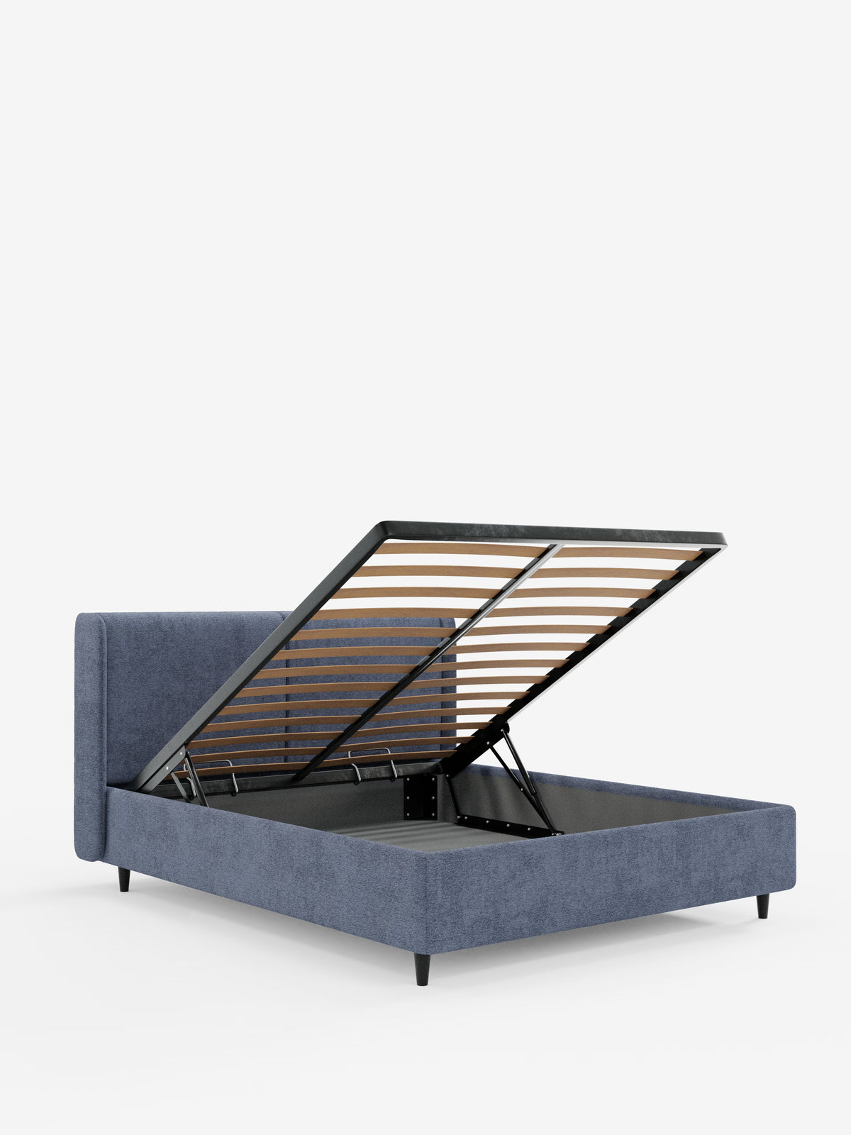Vi presentiamo il letto di design VALKIRIA di Letti.store: un letto imbottito blu in stile contemporaneo dotato di un ampio vano contenitore sotto la rete a doghe, che si solleva ad angolo per rivelare lo spazio sottostante. Caratterizzato da un design contemporaneo, questo letto presenta una testiera rettangolare avvolgente con due cuscini imbottiti in tessuto Oeko-Tex® ed è sostenuto da corte gambe nere, il tutto su uno sfondo bianco.