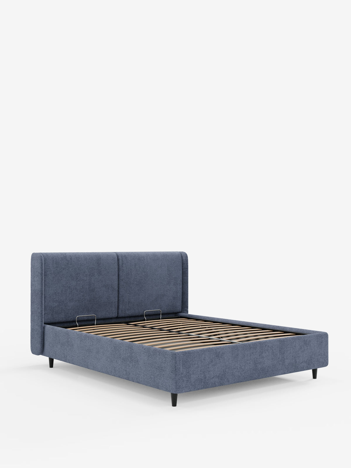 Il letto di design VALKIRIA con contenitore e testiera avvolgente di Letti.store presenta una testiera e i fianchi rivestiti in blu con due cuscini imbottiti in tessuto Oeko-Tex®, gambe affusolate nere e doghe in legno a sostegno della base. Questo elegante letto imbottito dal design contemporaneo unisce comfort e stile. Il letto è esposto su uno sfondo bianco e visto da una leggera angolazione frontale destra.