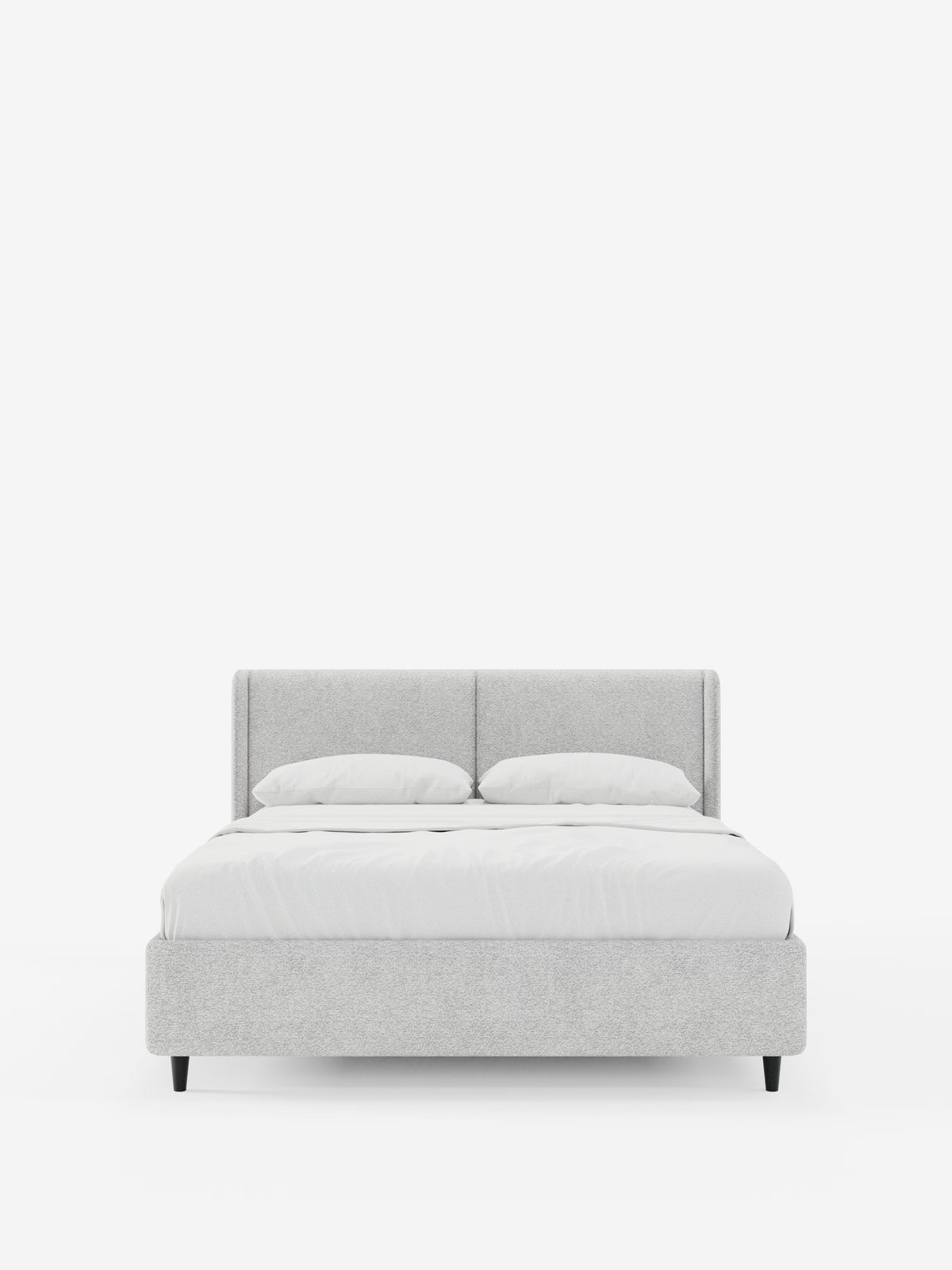Il letto di design VALKIRIA con contenitore e testiera avvolgente di Letti.store presenta un moderno rivestimento in tessuto grigio chiaro certificato Oeko-Tex®, due cuscini imbottiti, una testiera rettangolare imbottita e gambe corte nere, che mettono in risalto il suo design contemporaneo su uno sfondo bianco a tinta unita.