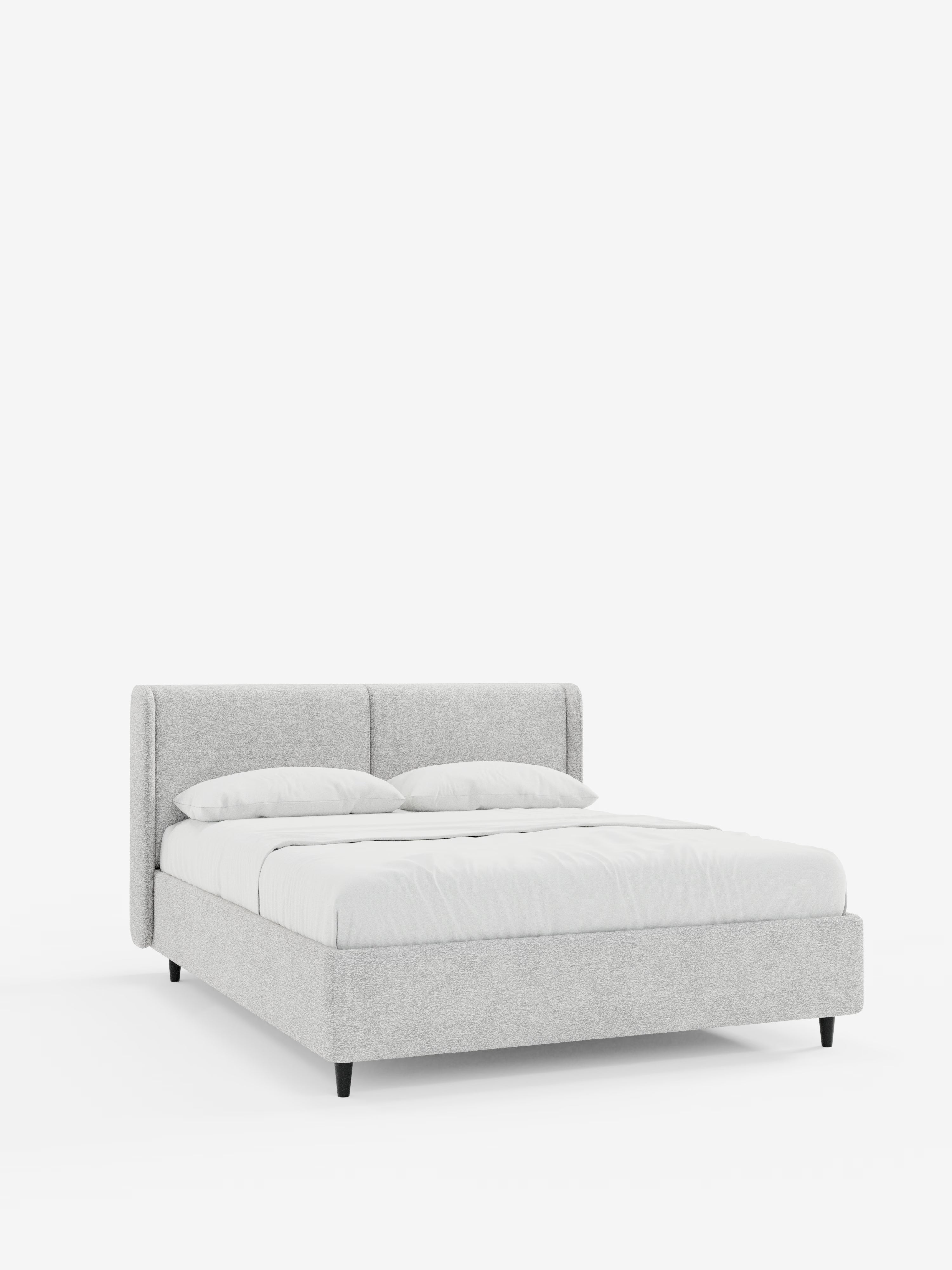 Il letto di design contemporaneo VALKIRIA di Letti.store è rivestito in tessuto Oeko-Tex® grigio chiaro e presenta una struttura dal profilo basso, una testiera rettangolare avvolgente con due cuscini imbottiti e gambe corte nere. Il letto, dalle linee pulite, è abbinato a biancheria da letto bianca e due cuscini, su uno sfondo bianco a tinta unita.