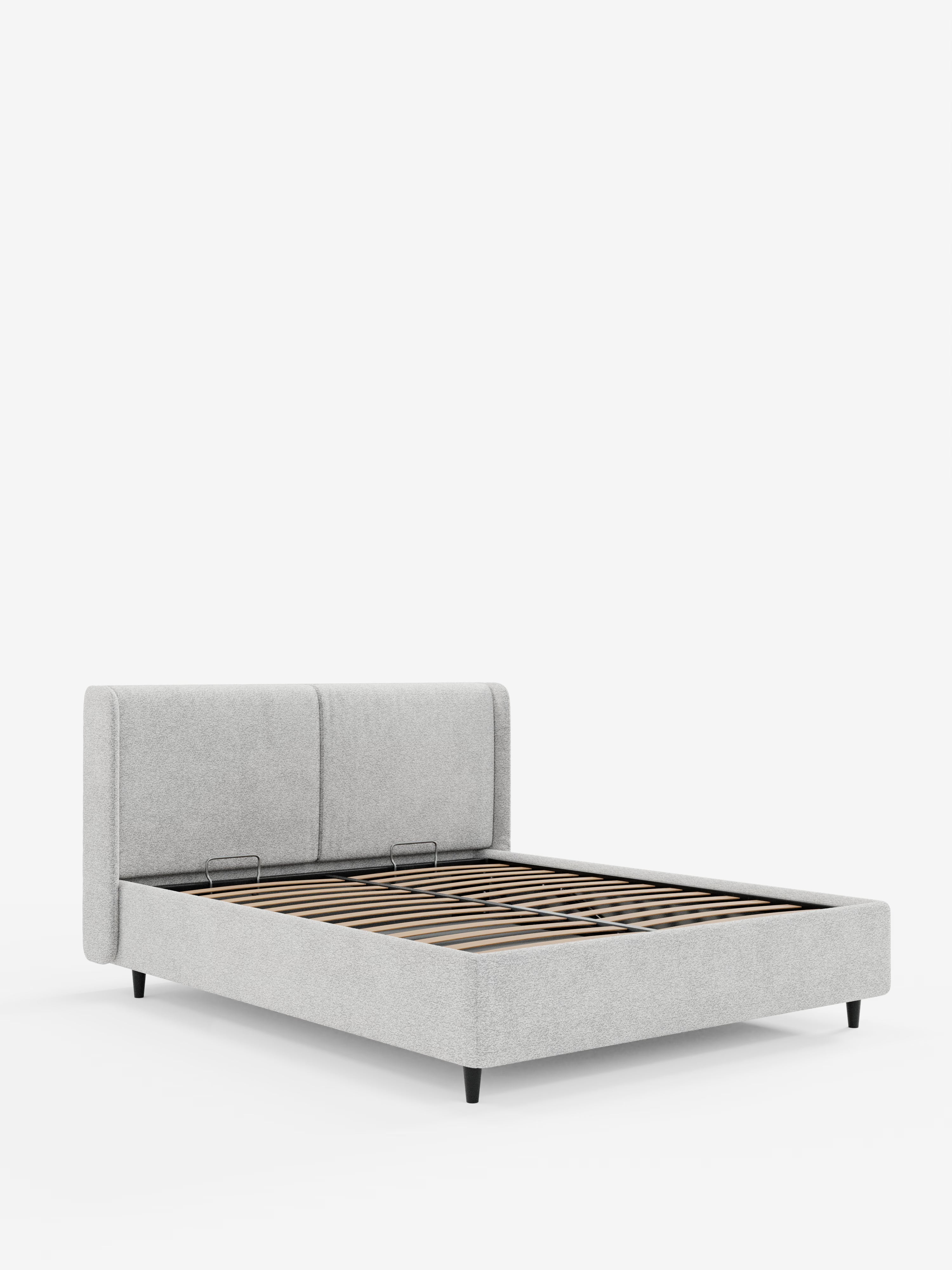 Vi presentiamo il letto di design VALKIRIA di Letti.store: una struttura letto contemporanea caratterizzata da un’elegante testiera rivestita in tessuto grigio chiaro certificato Oeko-Tex®, con due cuscini imbottiti e fianchi avvolgenti. Questo moderno letto imbottito è dotato di doghe in legno (materasso non incluso), gambe angolate, un ampio vano contenitore e vanta un design minimalista, elegante e dal profilo ribassato. Presentato su uno sfondo bianco a tinta unita.