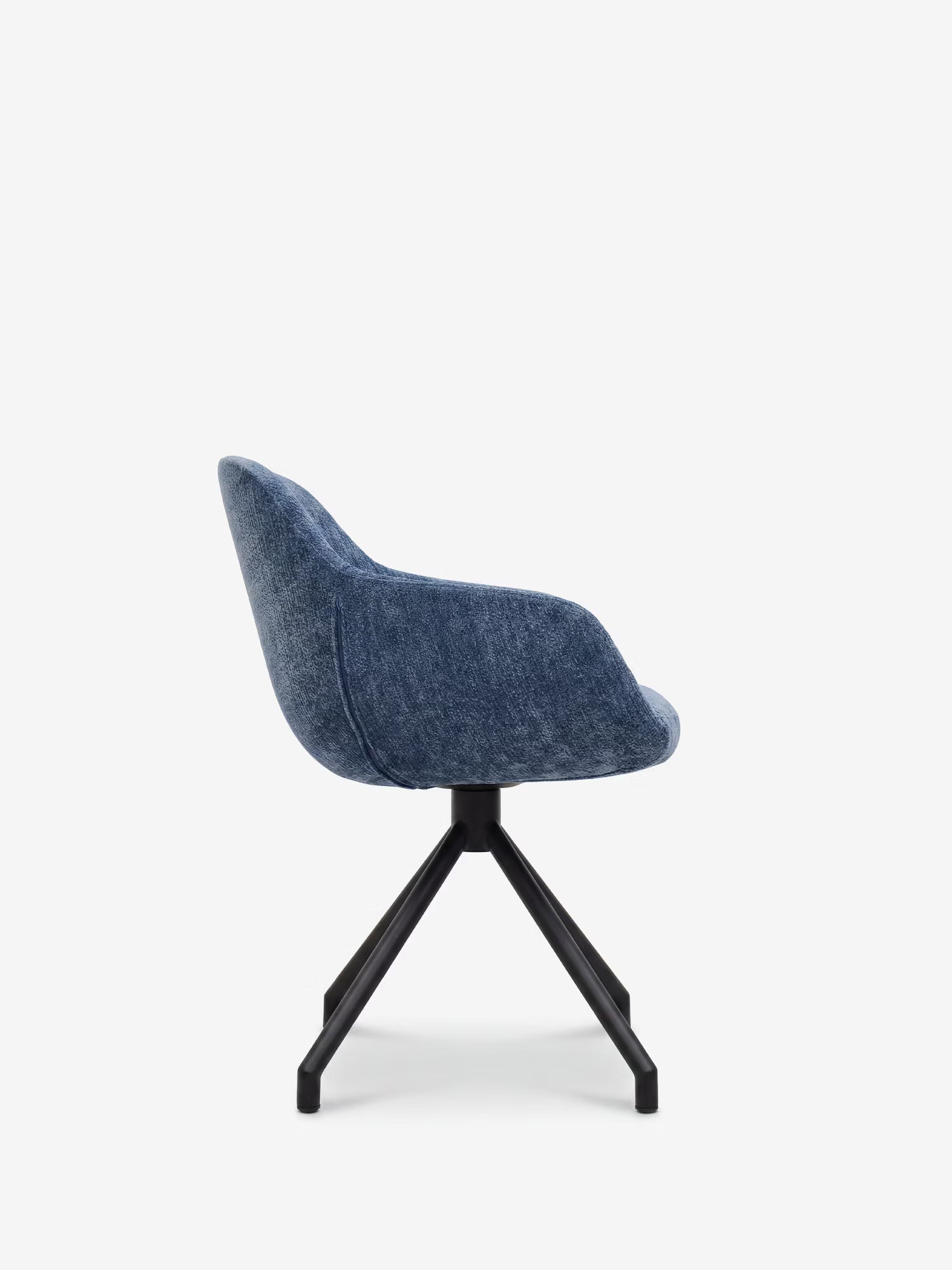 La sedia imbottita Vico di Divani.Store presenta seduta e schienale in tessuto blu soft-touch certificato OEKO-TEX® con gambe in metallo nero; nella foto, vista laterale su sfondo bianco, che ne esalta il design contemporaneo e la semplice eleganza.