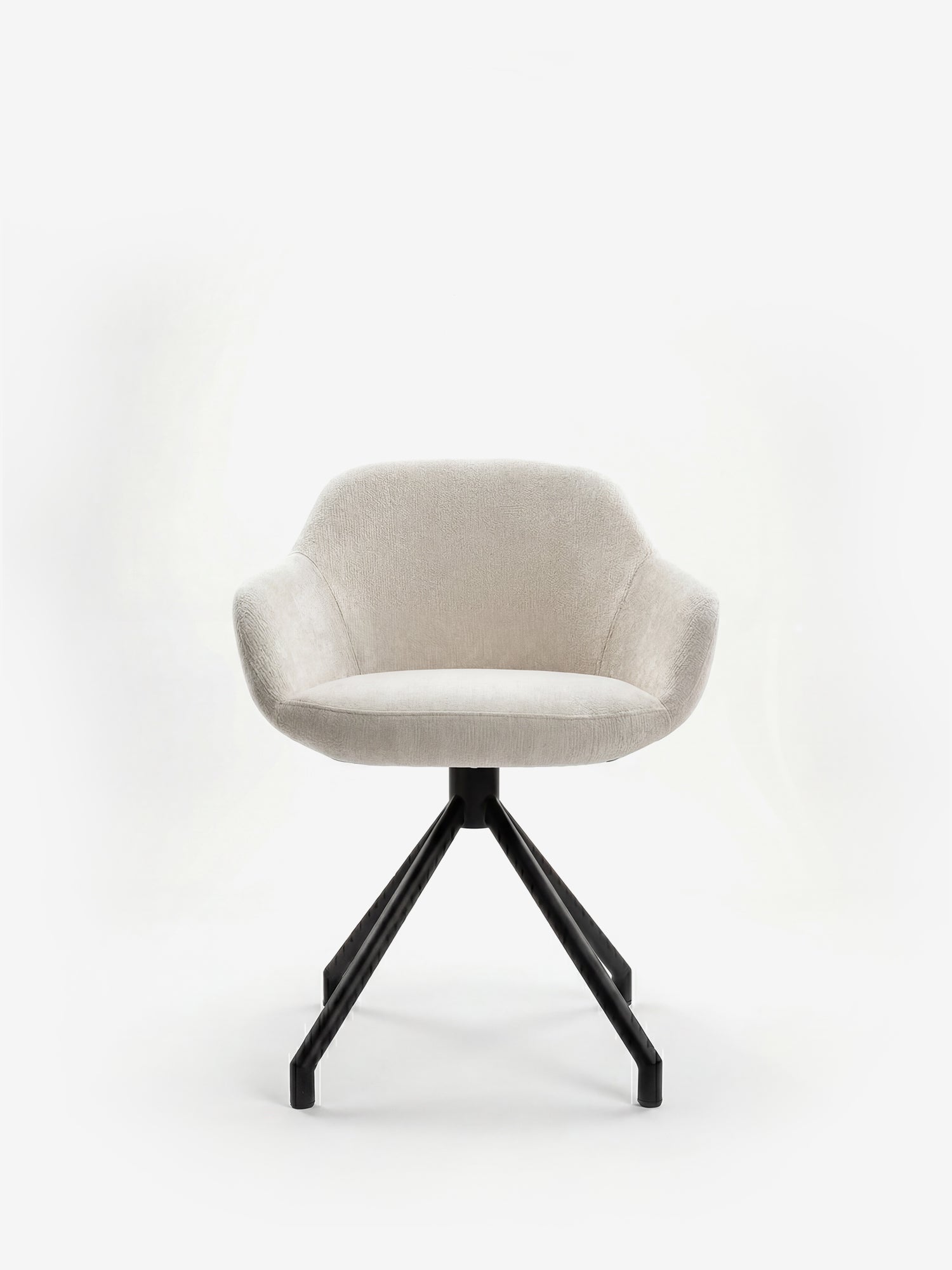La sedia imbottita Vico di Divani.Store è realizzata in morbido tessuto beige chiaro certificato OEKO-TEX®, presenta uno schienale arrotondato con braccioli e un'elegante base in metallo nero con quattro gambe angolate, che ne esalta il design contemporaneo su uno sfondo bianco a tinta unita.