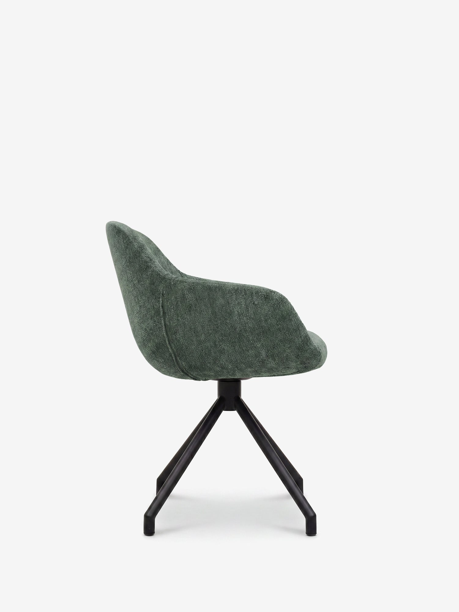 La sedia imbottita Vico di Divani.Store presenta seduta e schienale curvi rivestiti in tessuto verde morbido al tatto certificato OEKO-TEX®, come si vede nella vista laterale, con gambe in metallo nero che formano una robusta base a quattro angoli su uno sfondo bianco a tinta unita.