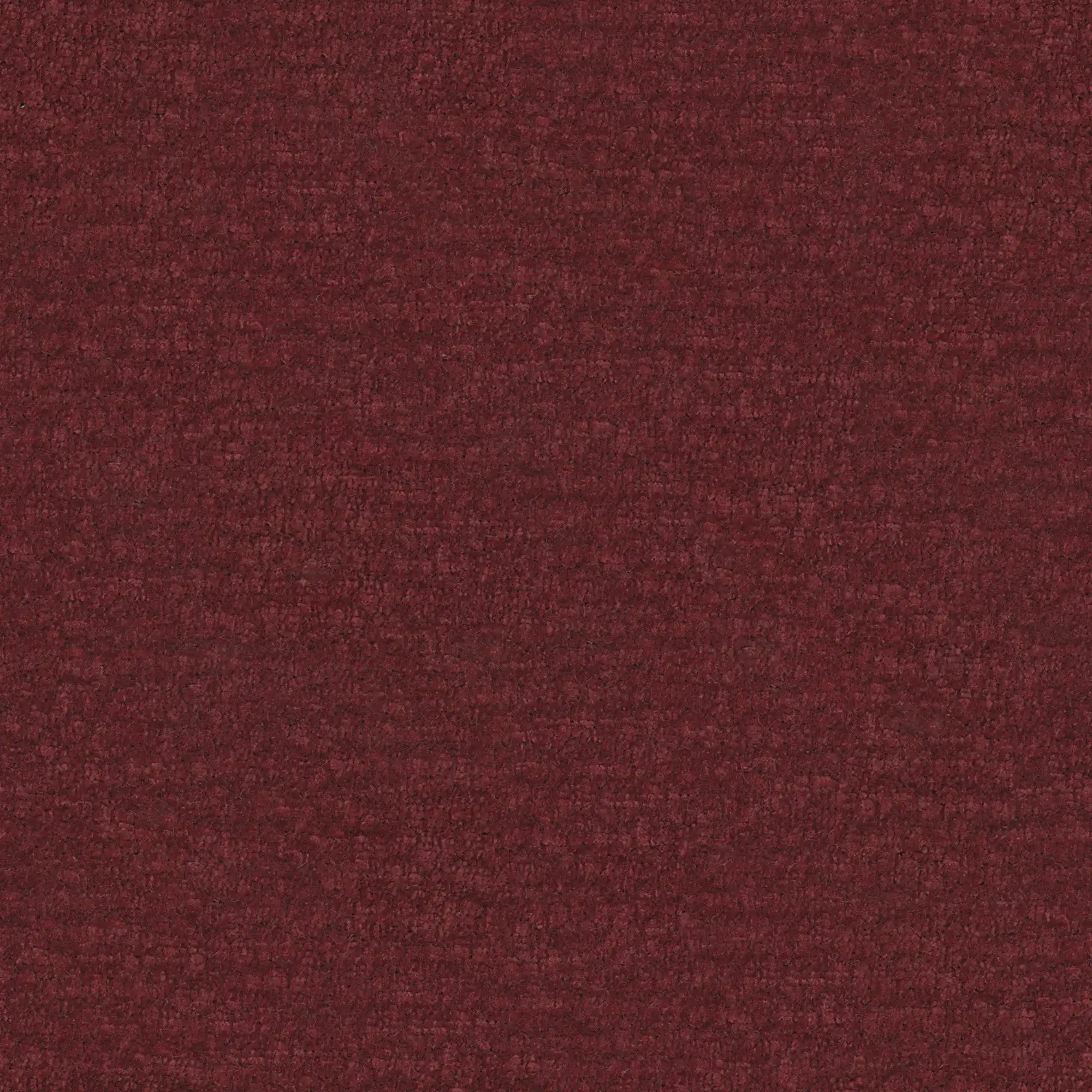 Primo piano del letto imbottito ARKAM di Letti.store: il suo tessuto color bordeaux intenso, certificato Oeko-Tex®, presenta una finitura morbida e strutturata con sottili variazioni di tonalità, che esaltano la profondità del design shabby chic e l'elegante testiera con cuciture verticali.