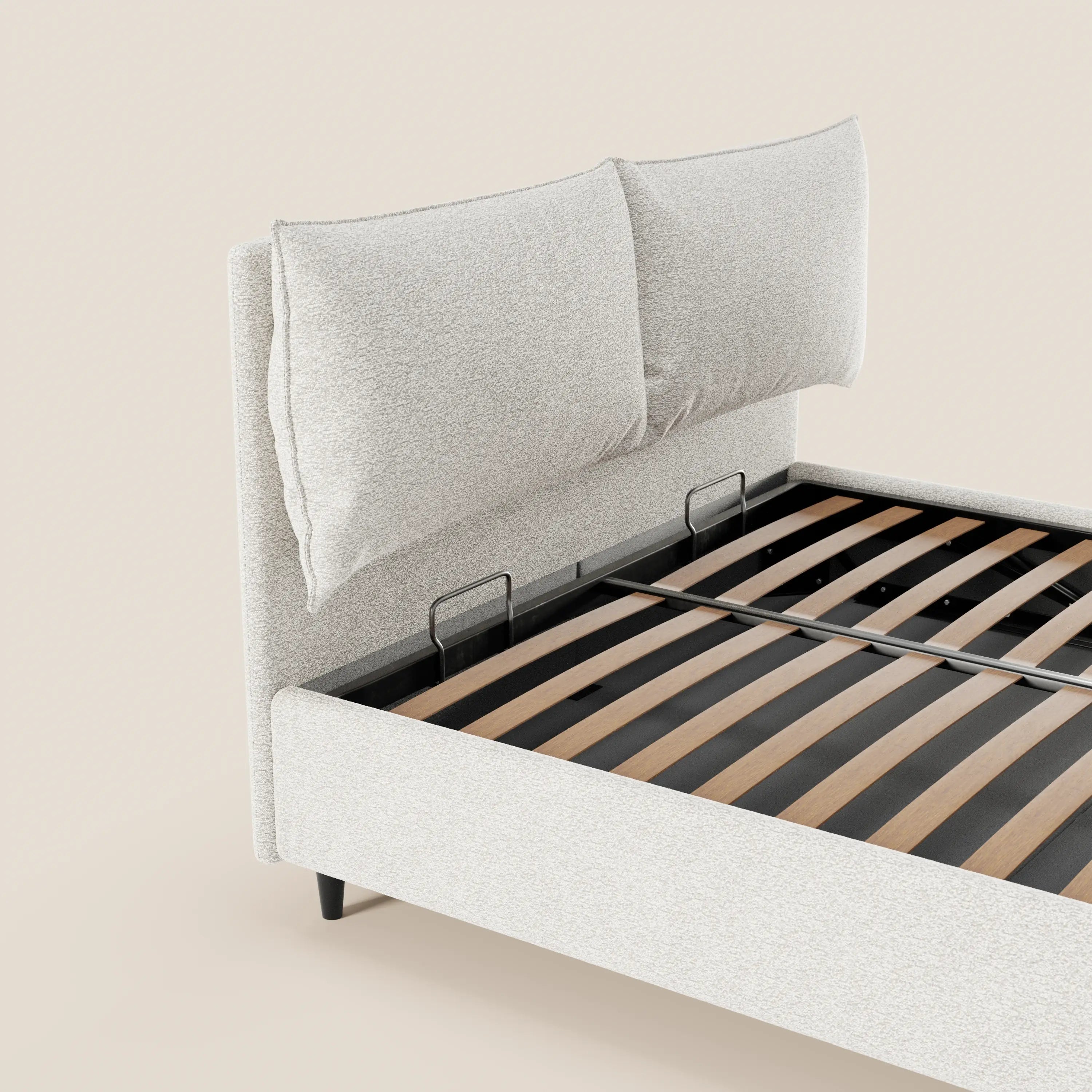 Il letto imbottito ZAYRON di Letti.store è realizzato con un moderno tessuto certificato Oeko-Tex®, cuscini morbidi regolabili, un vano contenitore, doghe in legno con staffe in metallo nero ed è raffigurato senza materasso su uno sfondo beige.