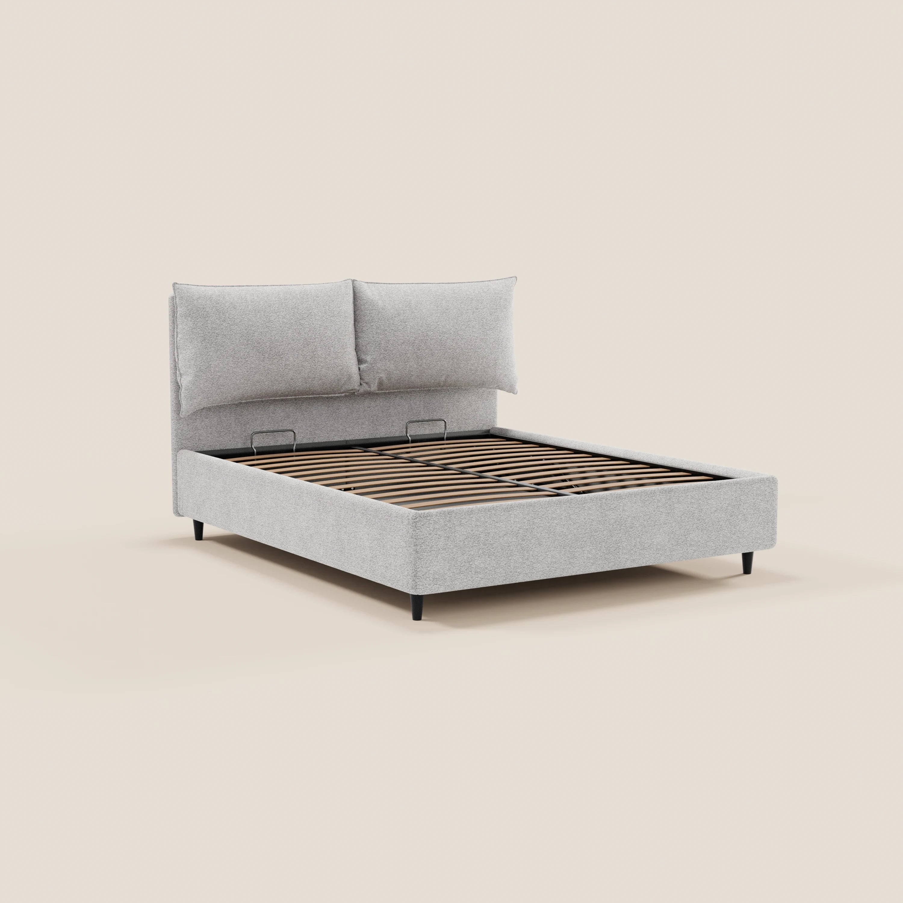 Il letto imbottito ZAYRON di Letti.store è realizzato con un moderno tessuto certificato Oeko-Tex®, presenta una struttura imbottita di colore grigio chiaro con due morbidi cuscini regolabili che fungono da testiera, doghe in legno, gambe nere e include un ampio vano contenitore.