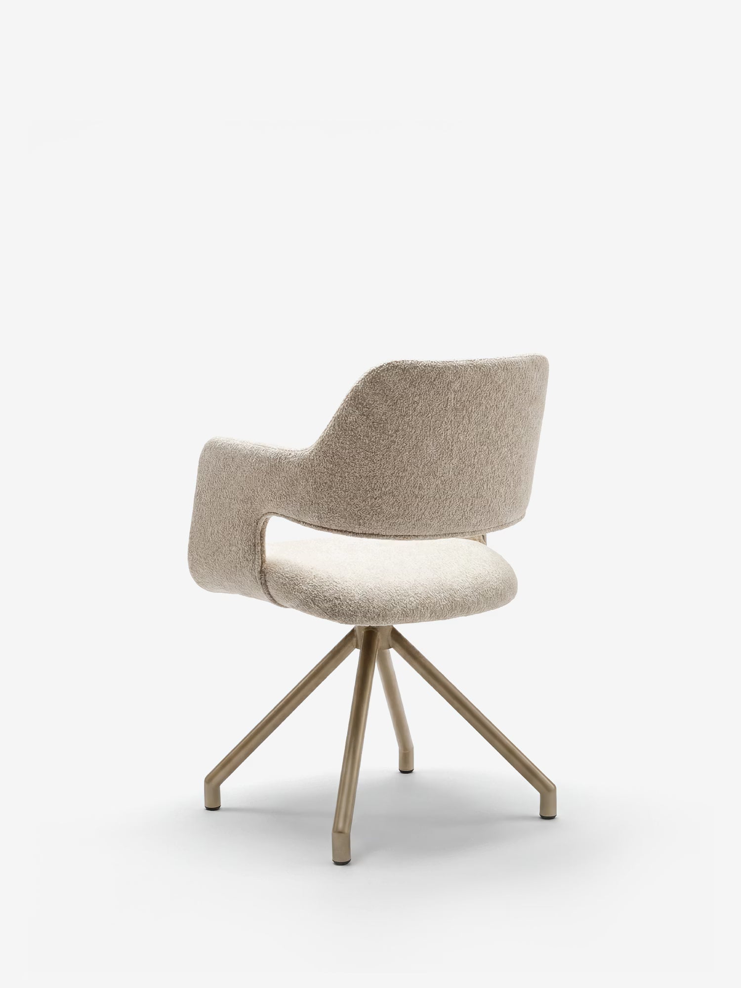 La sedia imbottita di design Zefira di Divani.Store è realizzata in tessuto effetto cotone beige, presenta uno schienale curvo con braccioli, la parte inferiore dello schienale aperta e quattro gambe in metallo color champagne, raffigurata su uno sfondo bianco a tinta unita.