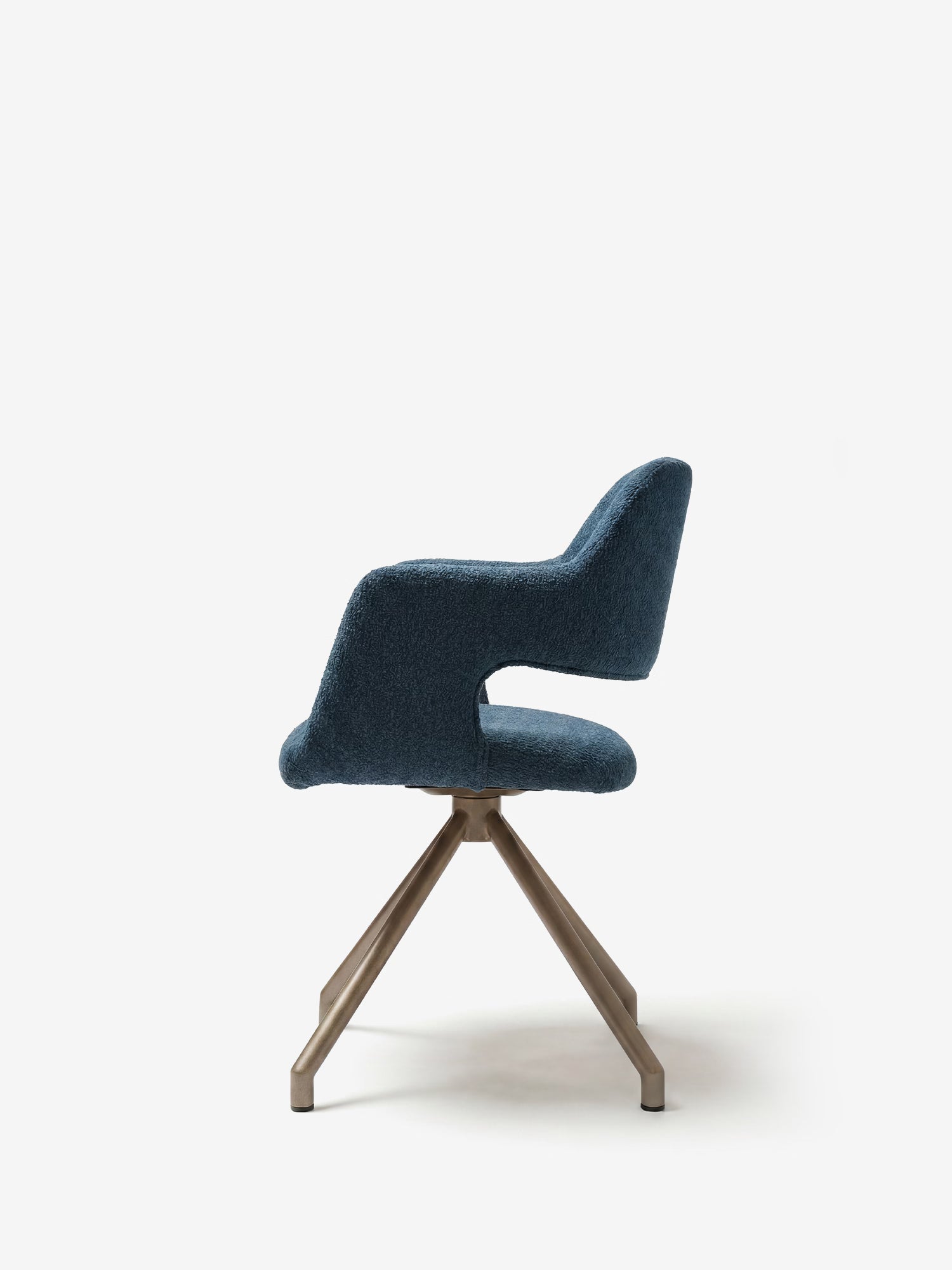 La sedia imbottita di design Zefira di Divani.Store presenta braccioli, tessuto effetto cotone e una base in metallo color champagne; nella foto è raffigurata di profilo su uno sfondo bianco a tinta unita.