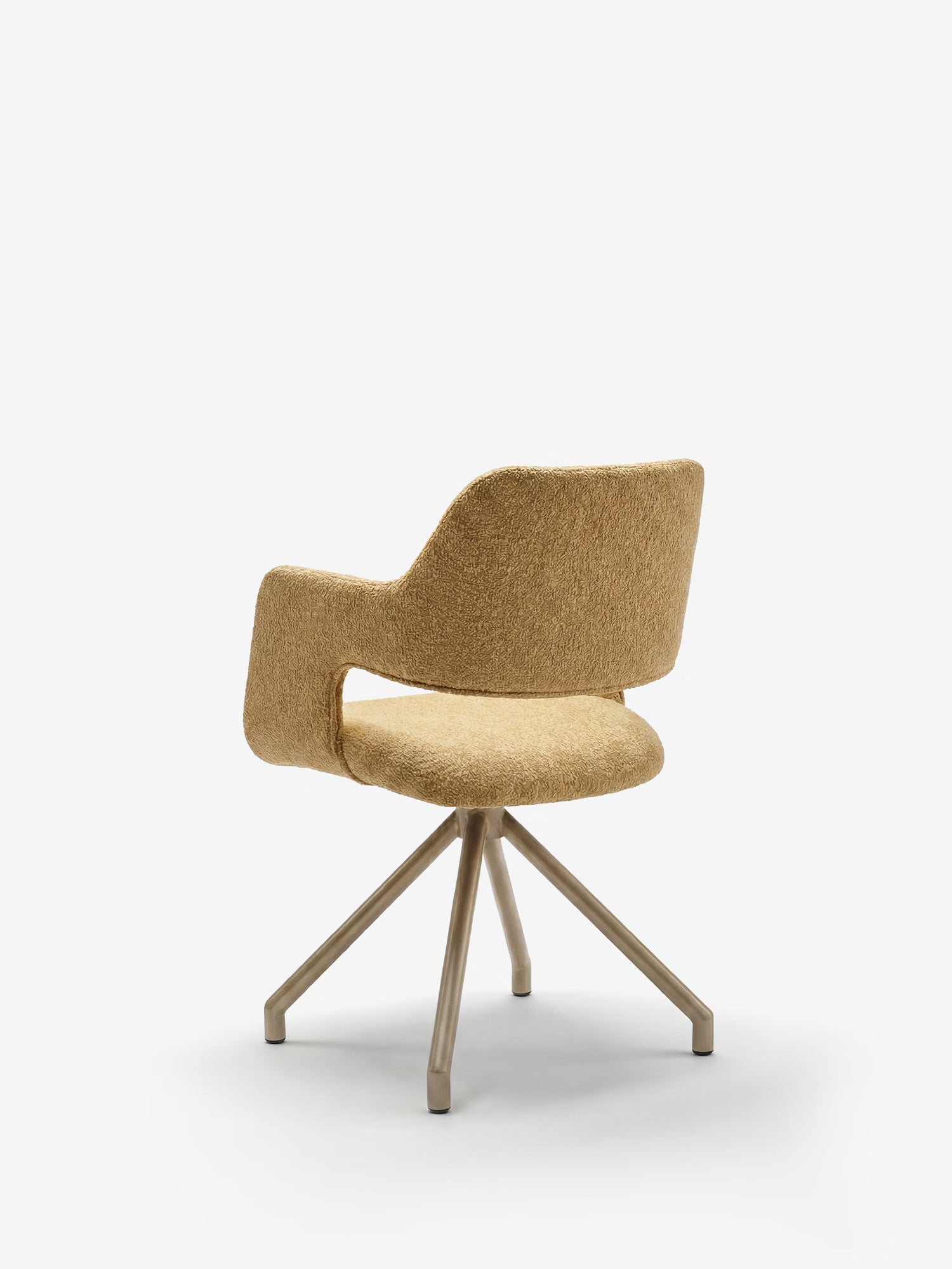 La sedia imbottita di design Zefira di Divani.Store presenta braccioli, seduta e schienale rivestiti in tessuto effetto cotone color marrone chiaro e gambe in metallo color champagne divaricate verso l’esterno, raffigurata su uno sfondo bianco a tinta unita.