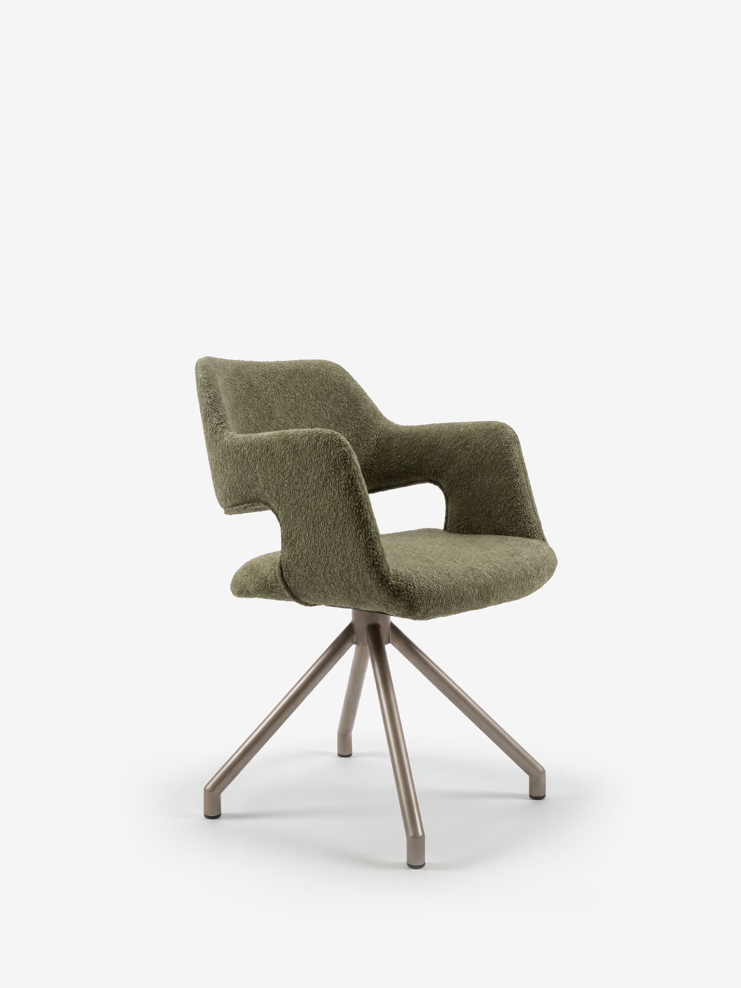 La sedia imbottita di design Zefira di Divani.Store è realizzata in tessuto verde oliva effetto cotone, con braccioli, schienale curvo e base in metallo color champagne opaco. È esposta su uno sfondo bianco.