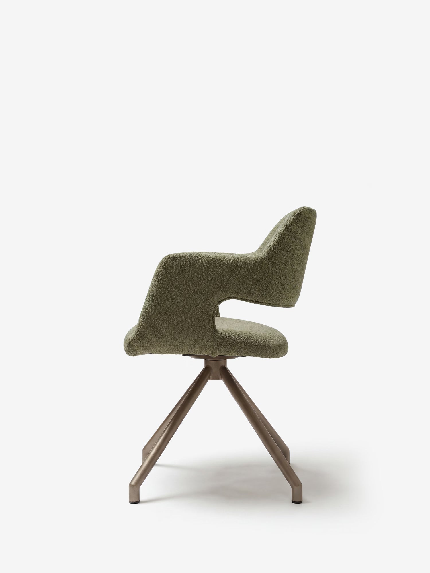 La sedia imbottita di design Zefira con braccioli di Divani.Store è realizzata in tessuto effetto cotone, è dotata di braccioli e presenta una base in metallo color champagne; nella foto è raffigurata su uno sfondo bianco a tinta unita.