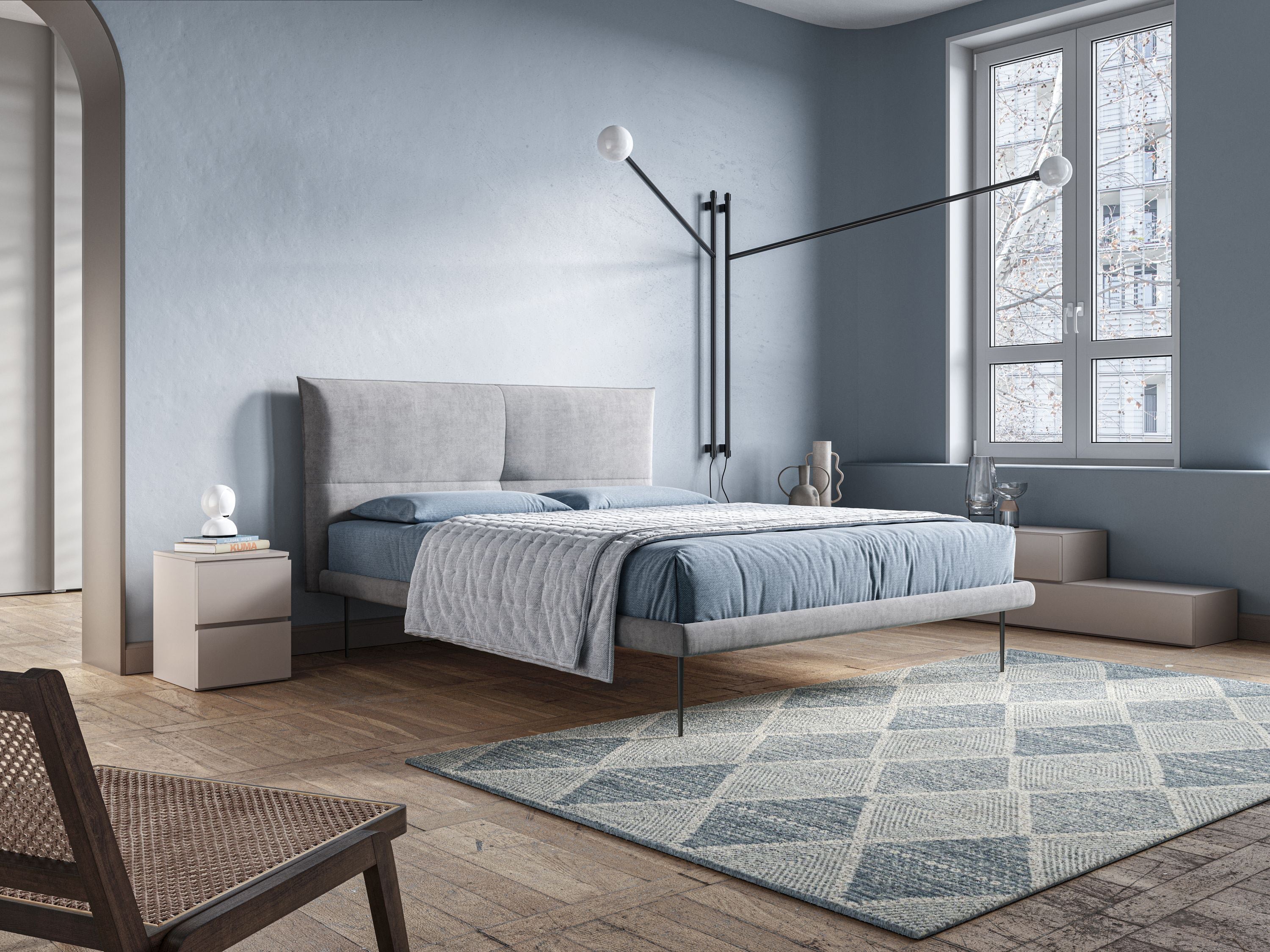 Akiko letto imbottito con piedi alti in metallo in tessuto impermeabile T02 grigio chiaro - divani.store