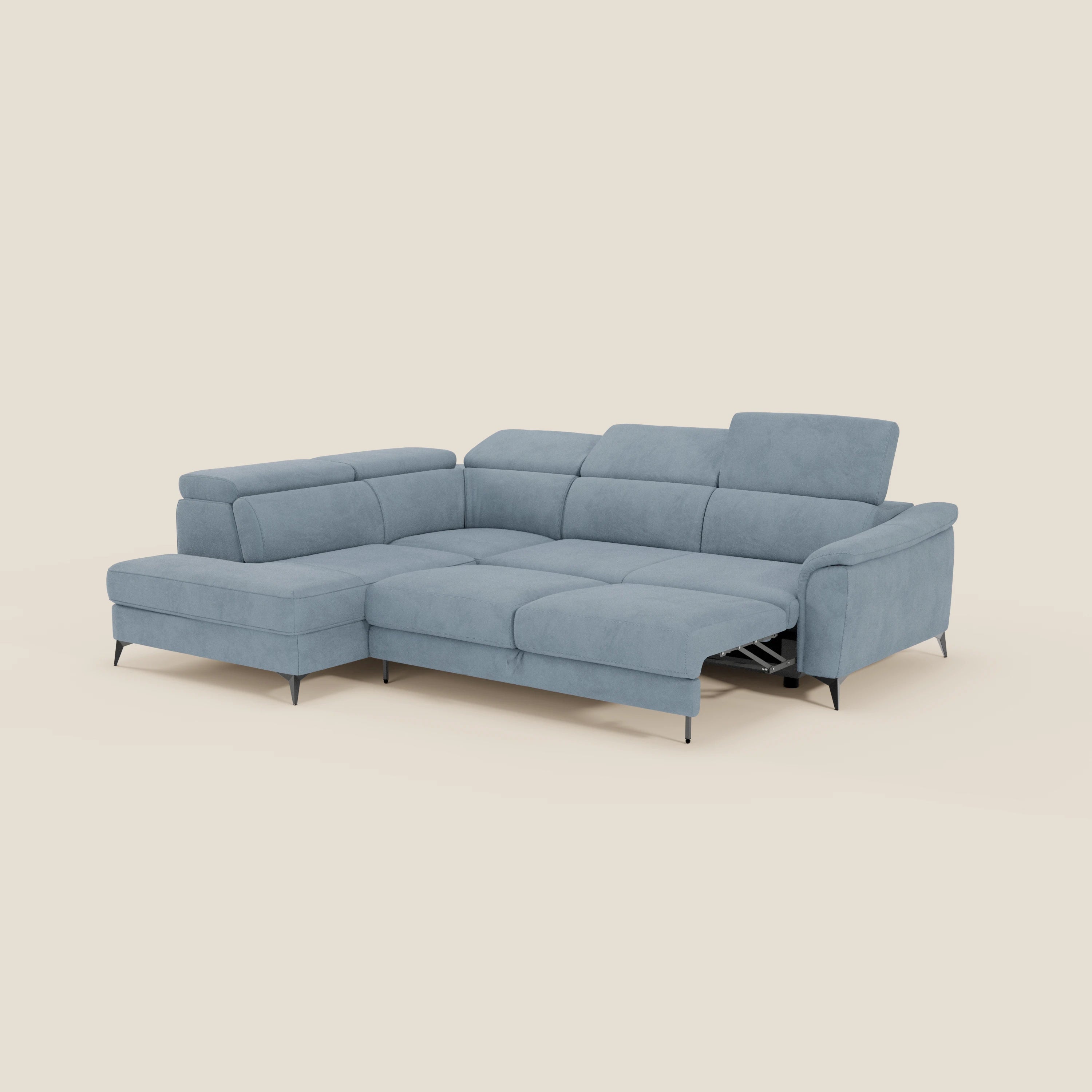 L'Arcos Divano angolare di Divani.Store in T11 carta da zucchero microfibra è caratterizzato da gambe alte e scure, chaise longue estraibile sinistra, meccanismo relax elettrico destro e poggiatesta regolabile, su uno sfondo beige chiaro.