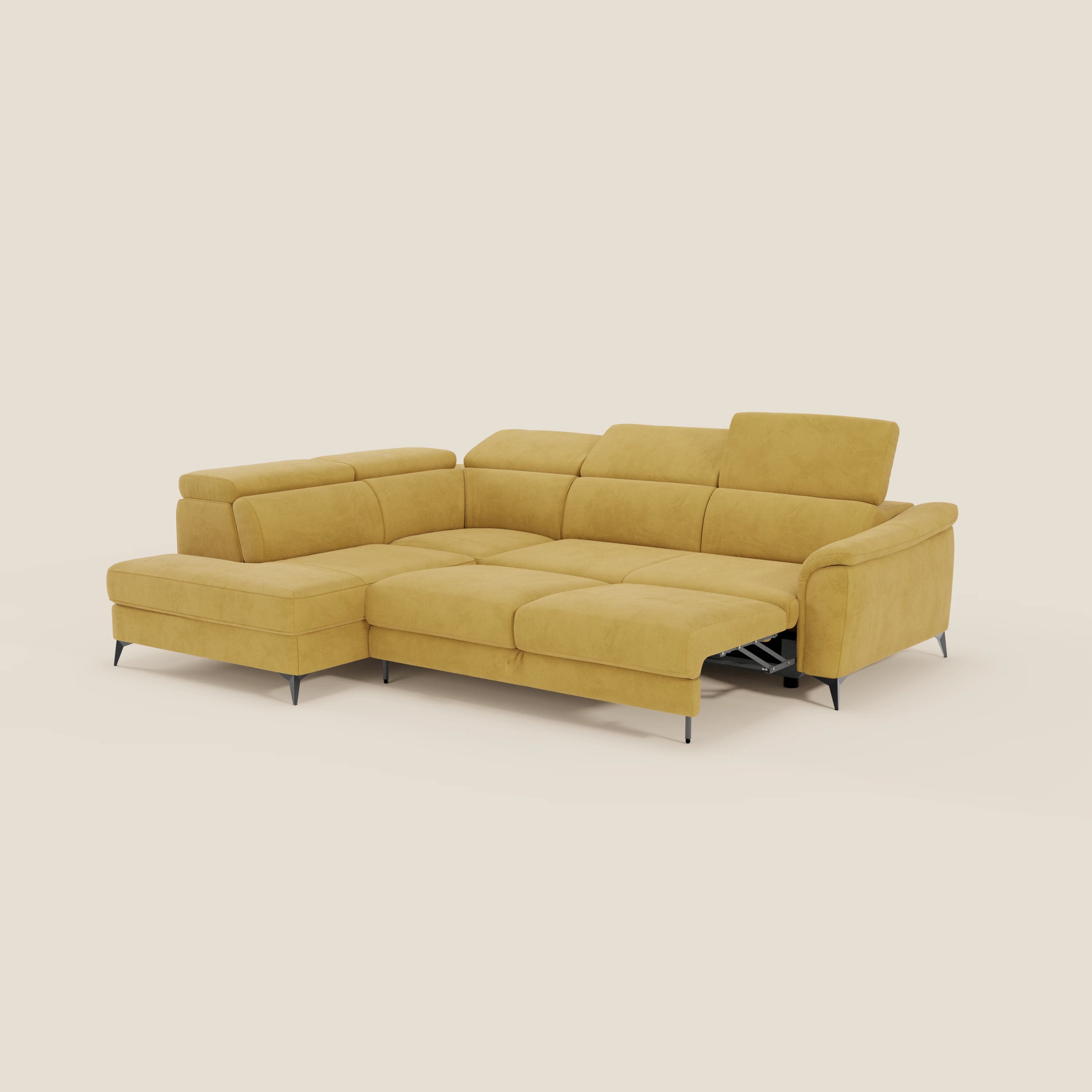 Arcos Divano angolare di Divani.Store, in microfibra impermeabile giallo senape T11, è caratterizzato da alte gambe nere, cuscini in feltro, chaise longue estraibile a sinistra, poggiatesta reclinabili e sezione estraibile a destra. Su uno sfondo color crema.