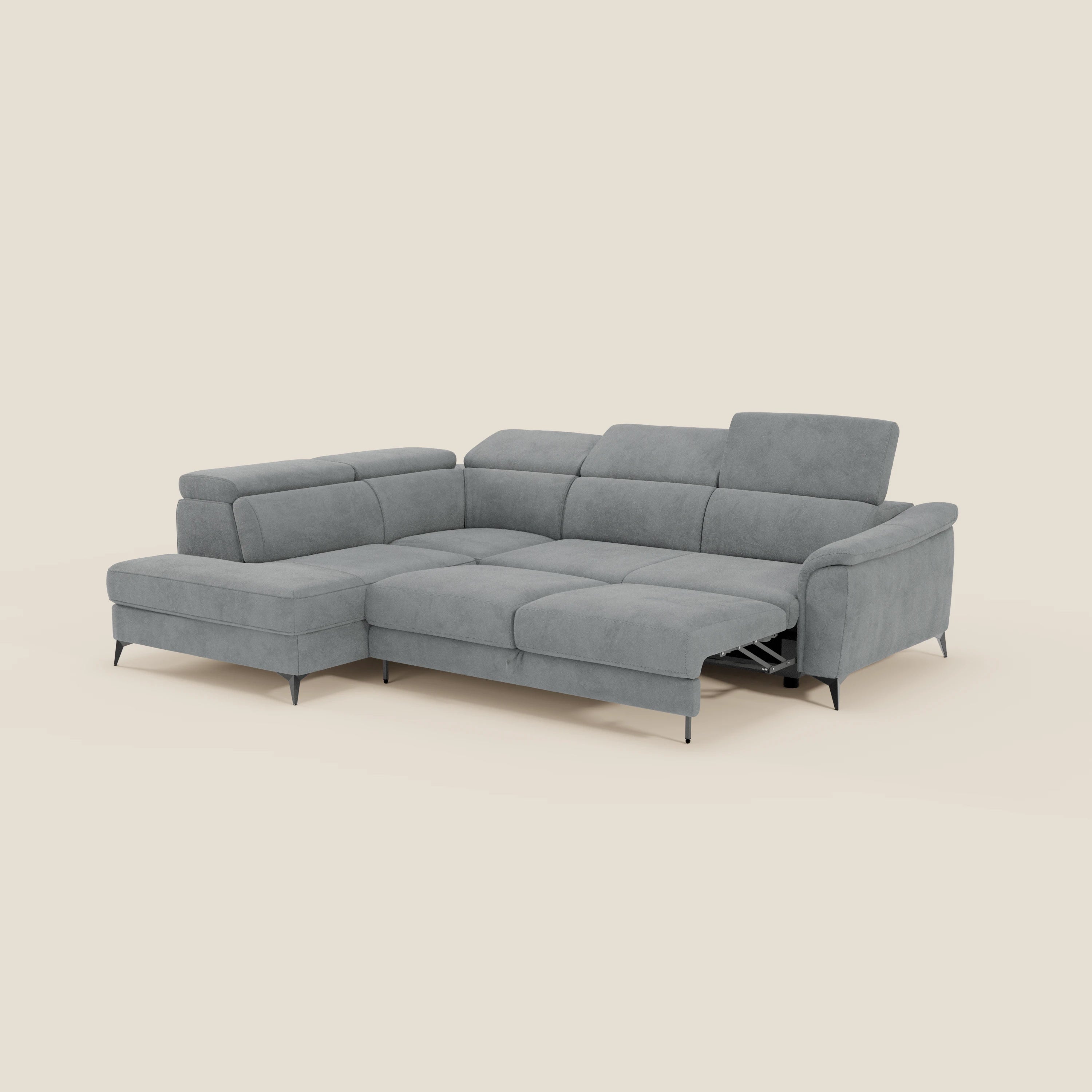 Arcos Divano angolare di Divani.Store è dotato di chaise longue orientata a sinistra, poggiatesta reclinabili, gambe nere sottili, braccioli imbottiti e rivestimento in microfibra impermeabile grigio T11 con seduta allungabile elettricamente.