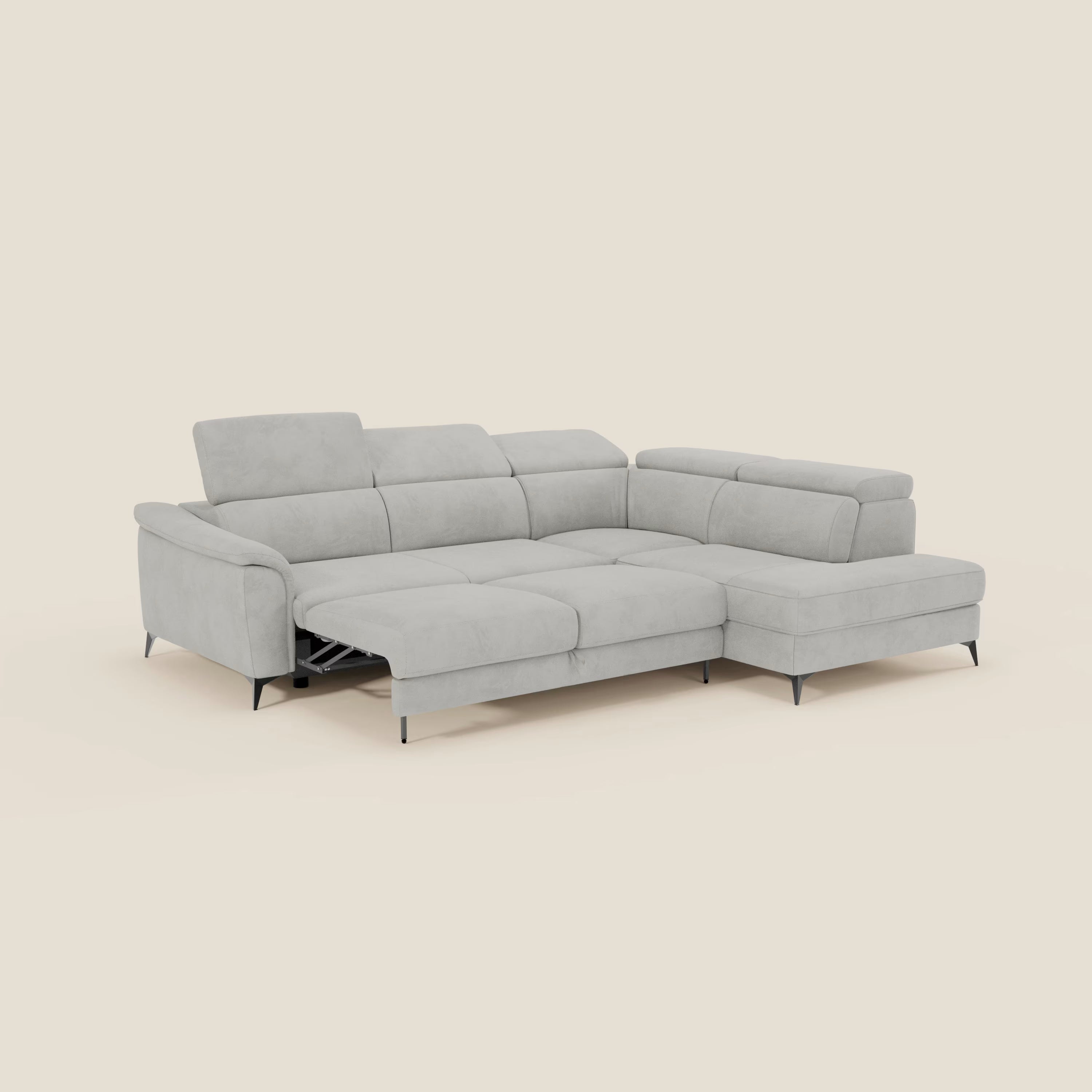 Arcos Divano angolare di Divani.Store è caratterizzato da gambe alte, poggiatesta regolabili e ampie sedute imbottite in microfibra impermeabile T11 grigio chiaro: un comfort moderno e perfetto con chaise longue e reclinazione elettrica su una base beige.