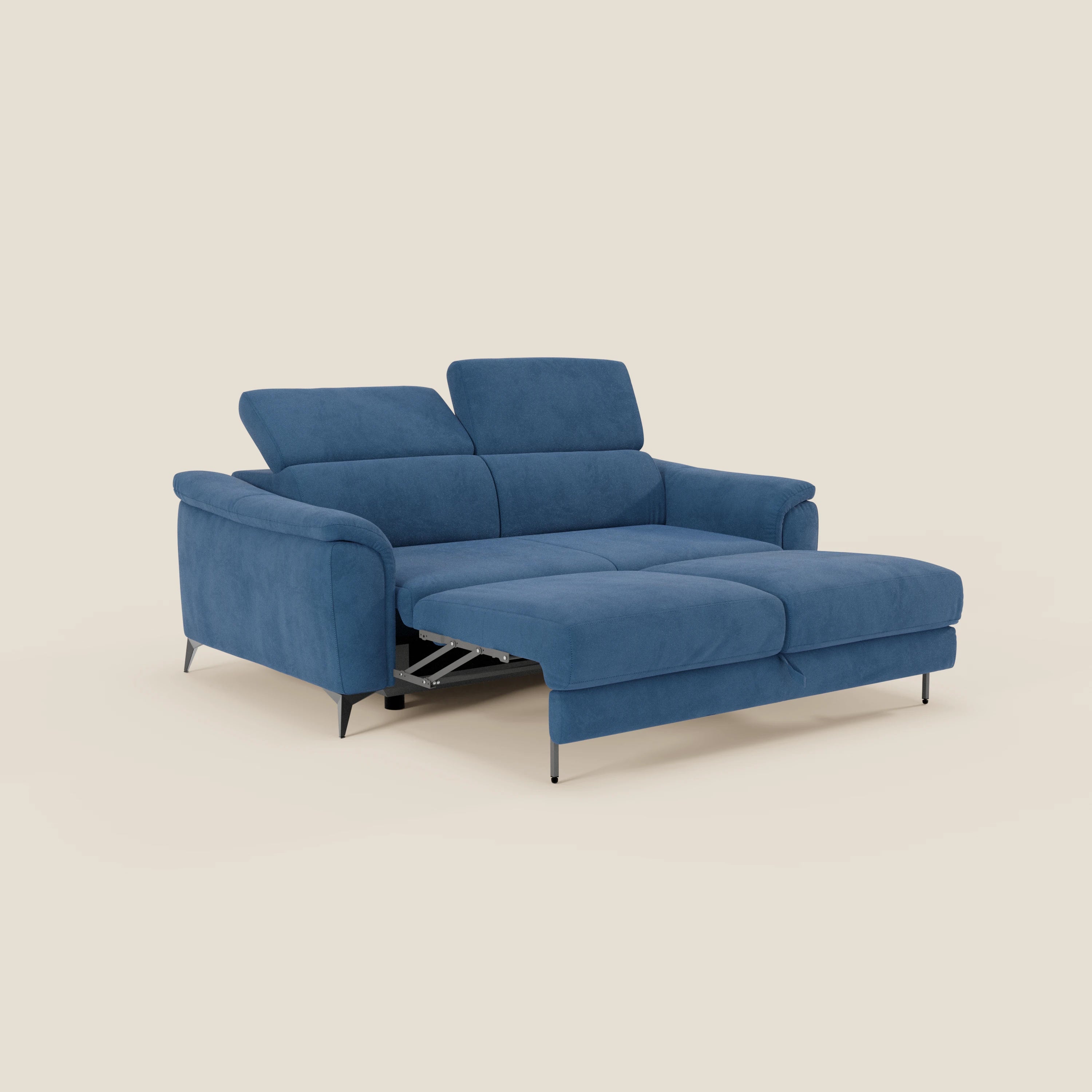 Arcos Divano 3 posti di Divani.Store è presentato in microfibra impermeabile blu T11, con gambe alte in metallo nero, braccioli sottili e poggiatesta regolabili. La sua sezione letto estraibile si adatta a qualsiasi spazio moderno.