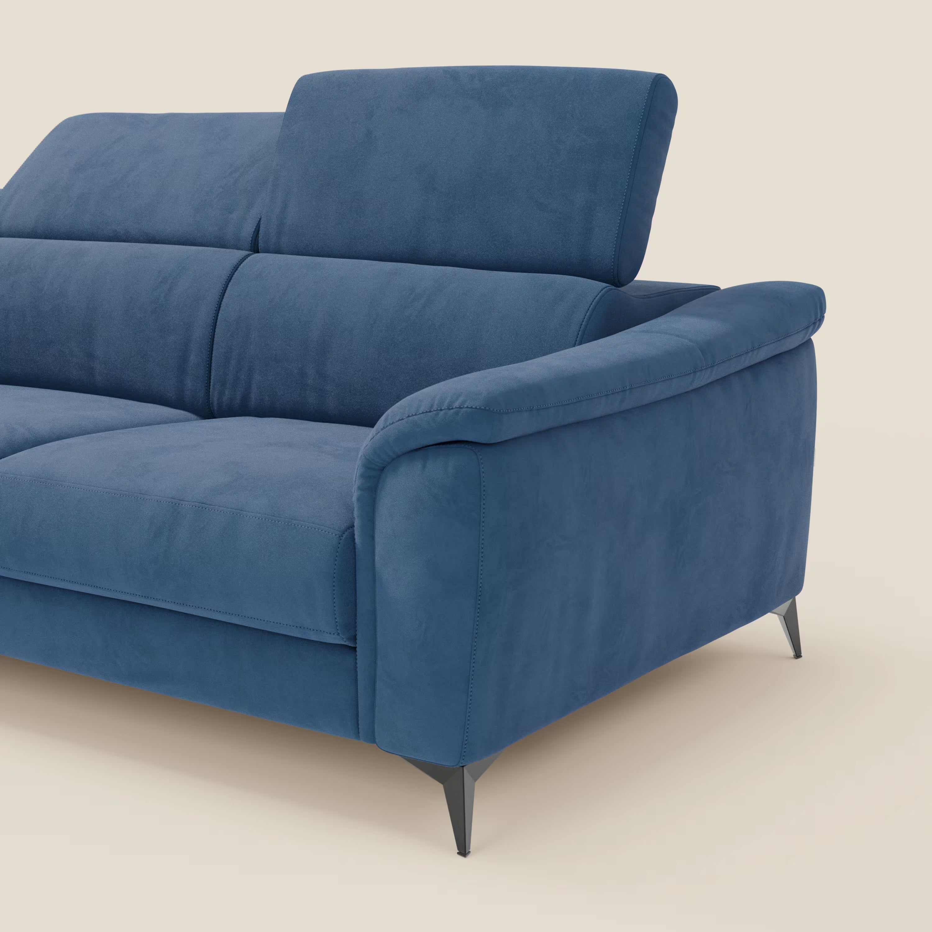 Arcos Divano angolare di Divani.Store è caratterizzato da gambe alte, poggiatesta reclinabili, ampi braccioli e chaise longue estraibile in microfibra impermeabile blu T11. Qui presentato su uno sfondo beige per un look moderno.