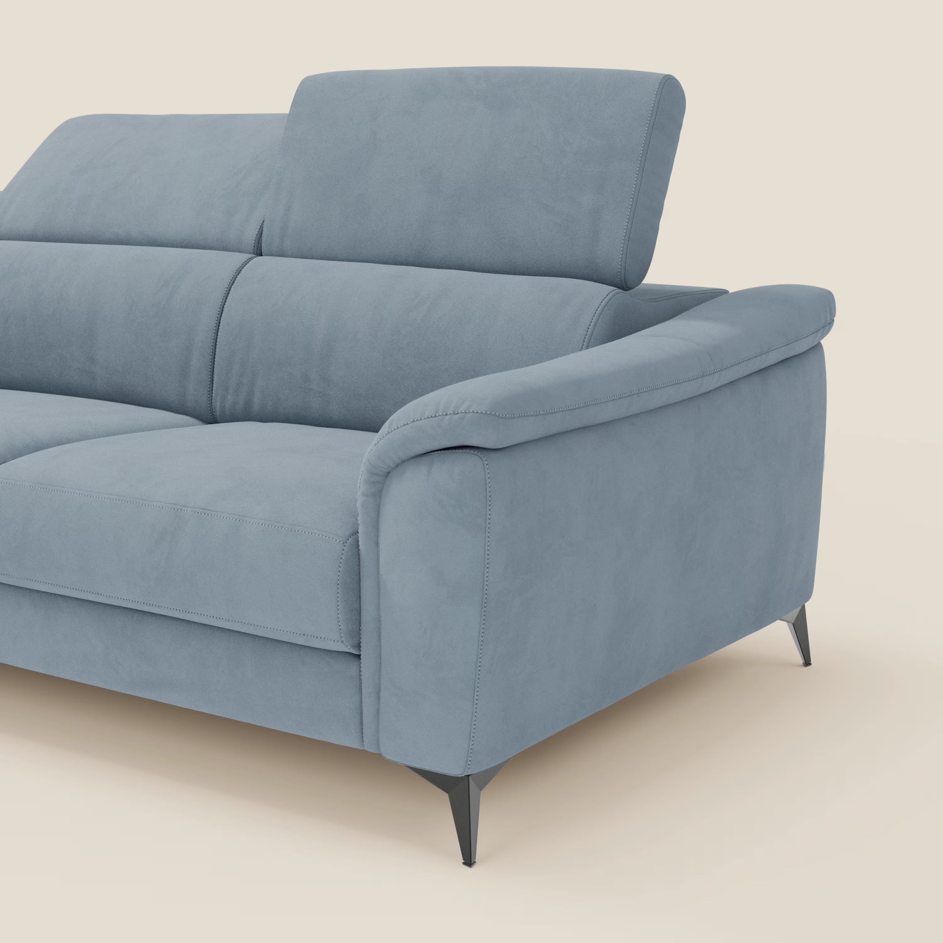 Arcos Divano angolare di Divani.Store è caratterizzato da gambe alte, poggiatesta regolabili e morbido rivestimento in microfibra impermeabile T11 carta da zucchero, su sfondo bianco sporco.