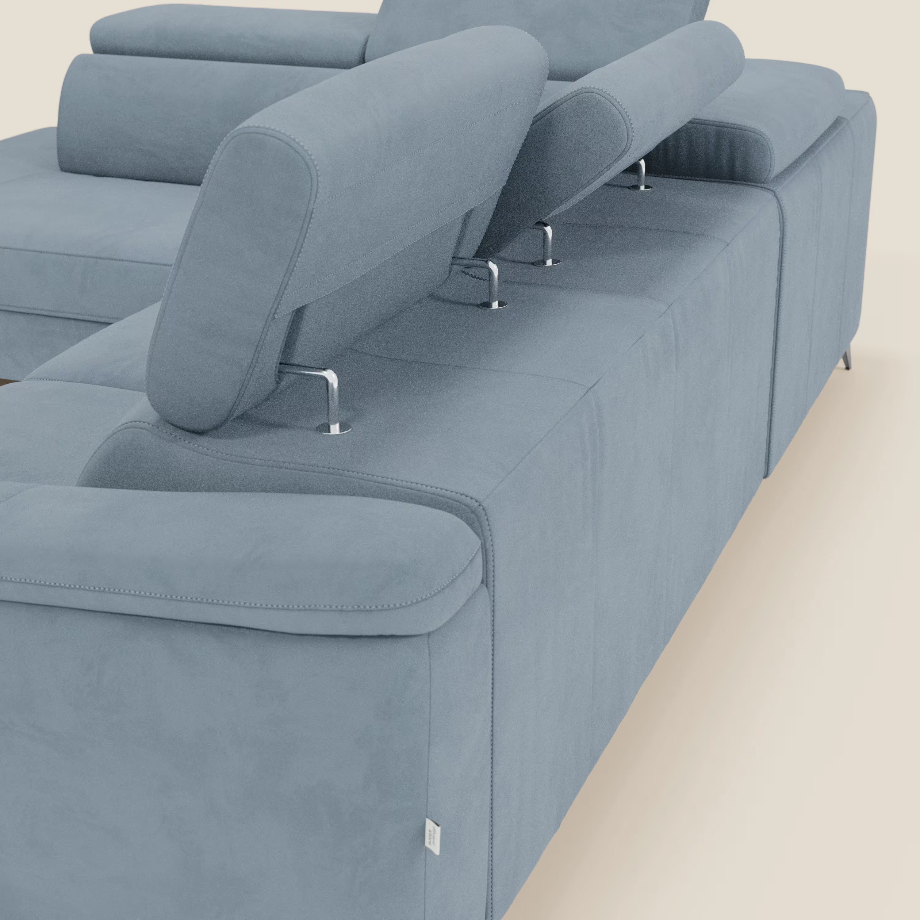 L'Arcos Divano angolare di Divani.Store in T11 carta da zucchero è caratterizzato da gambe alte, poggiatesta regolabili con supporti cromati, microfibra impermeabile con effetto scamosciato e cuciture pulite.