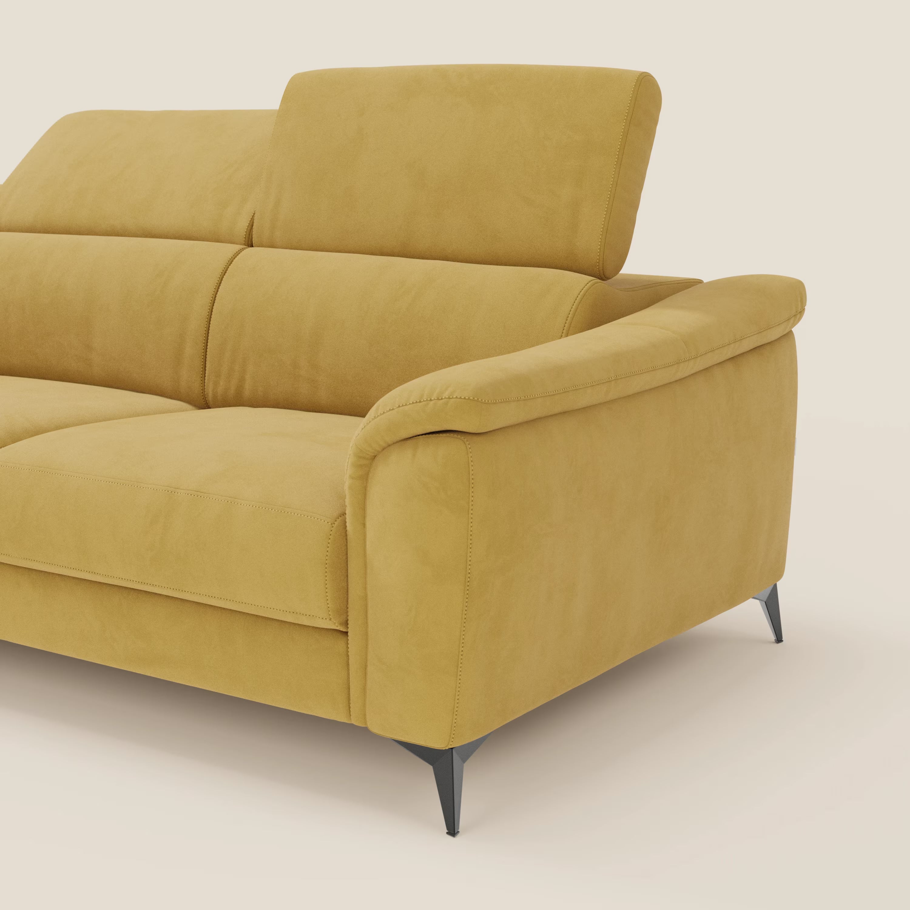 Arcos Divano angolare di Divani.Store è caratterizzato da gambe alte, poggiatesta reclinabili e microfibra impermeabile T11 gialla per un look moderno e confortevole, perfetto su uno sfondo crema chiaro.