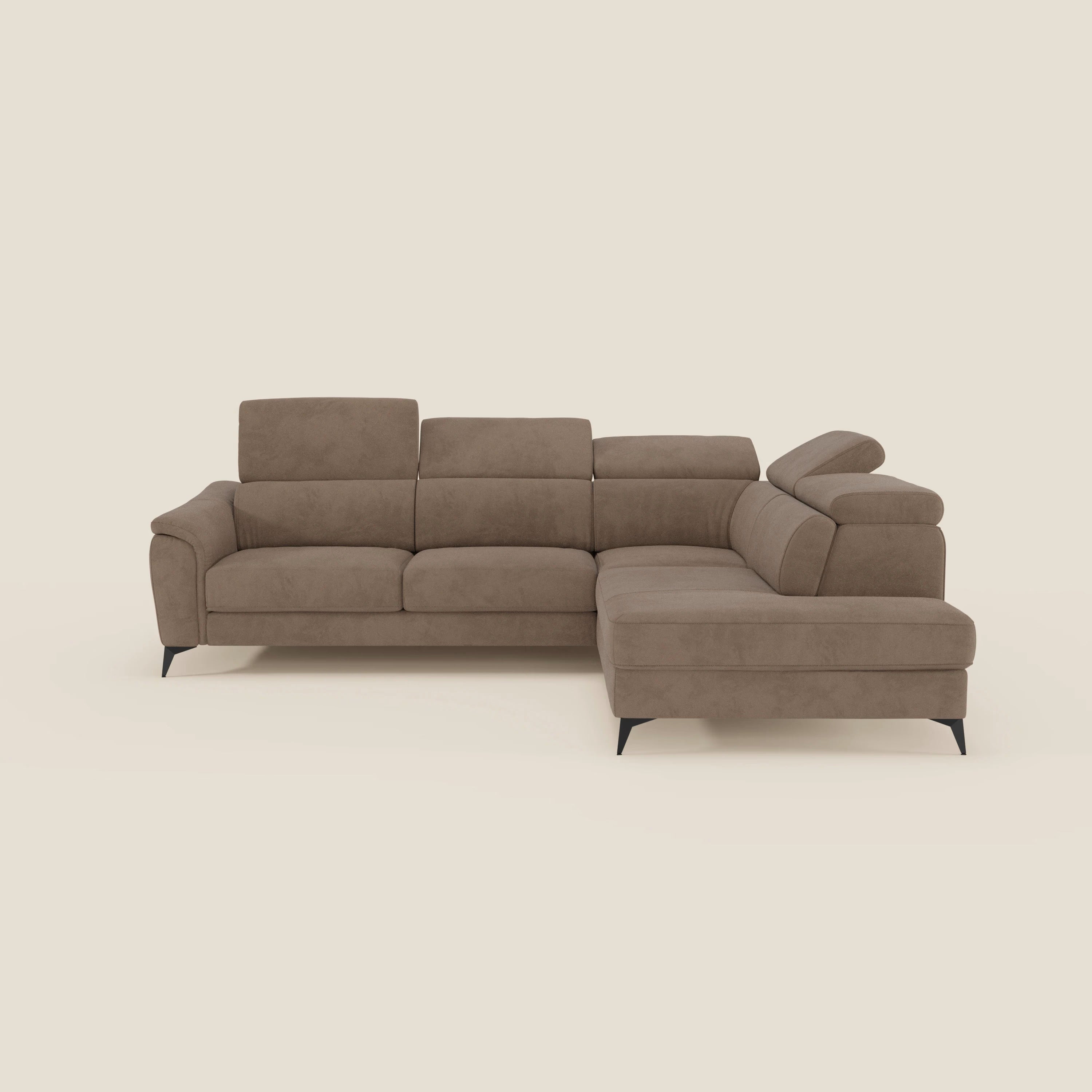 Arcos Divano angolare di Divani.Store è caratterizzato da alte gambe nere e poggiatesta regolabili in microfibra impermeabile T11 marrone, oltre a cuscini morbidi e a una chaise longue estraibile rivolta verso destra per un look accogliente e moderno.