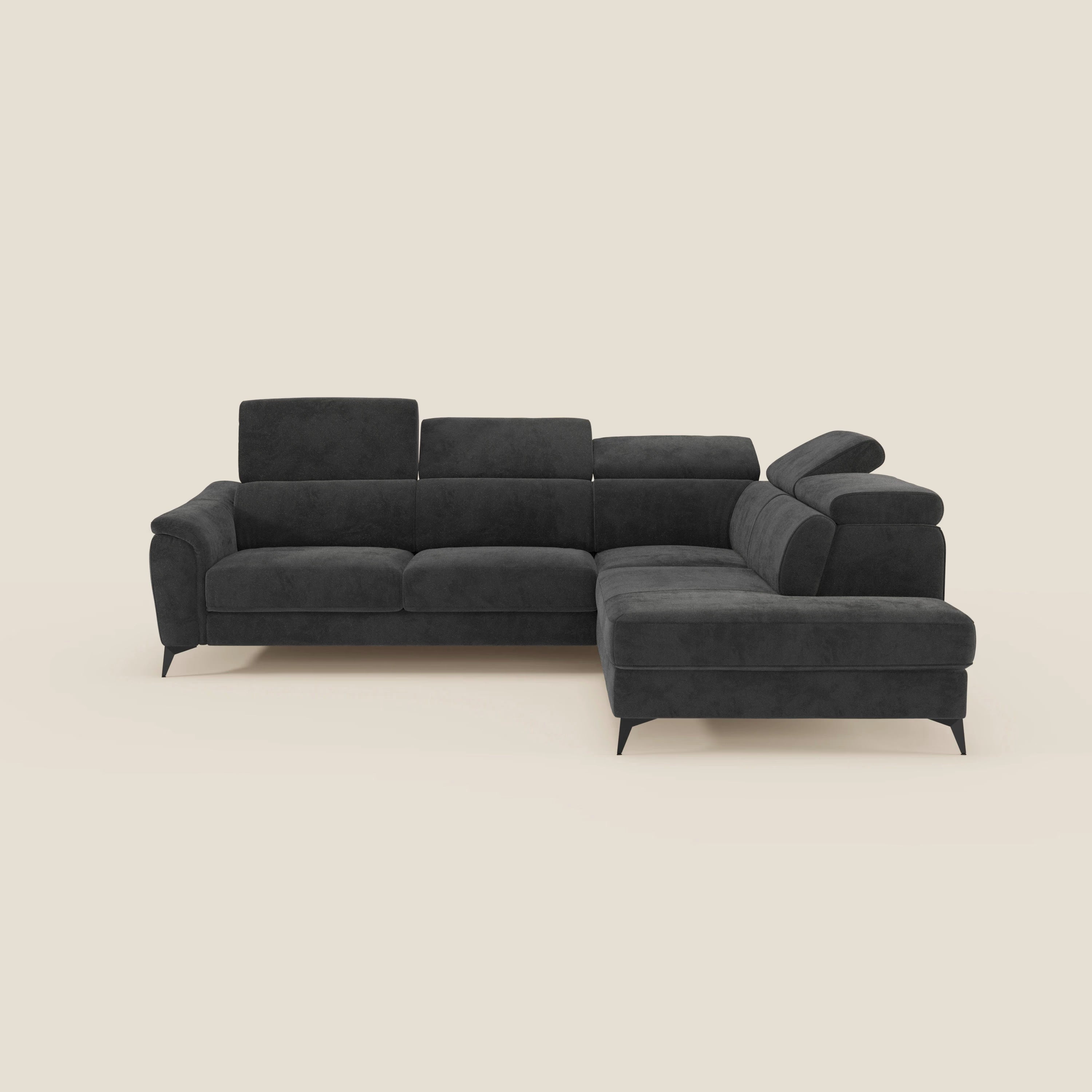 Il divano angolare Arcos di Divani.Store è caratterizzato da tre sedute a sinistra e una chaise longue a destra, con poggiatesta regolabili, gambe sottili nere e microfibra impermeabile T11 nero, su sfondo bianco sporco.