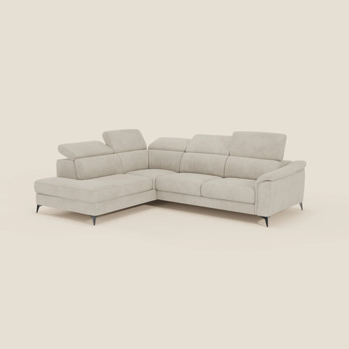 Arcos Divano angolare di Divani.Store è un divano componibile a L in microfibra impermeabile Panna T11, caratterizzato da poggiatesta regolabili, morbidi cuscini, alte e sottili gambe nere e una finitura liscia imbottita dalle linee pulite e moderne.