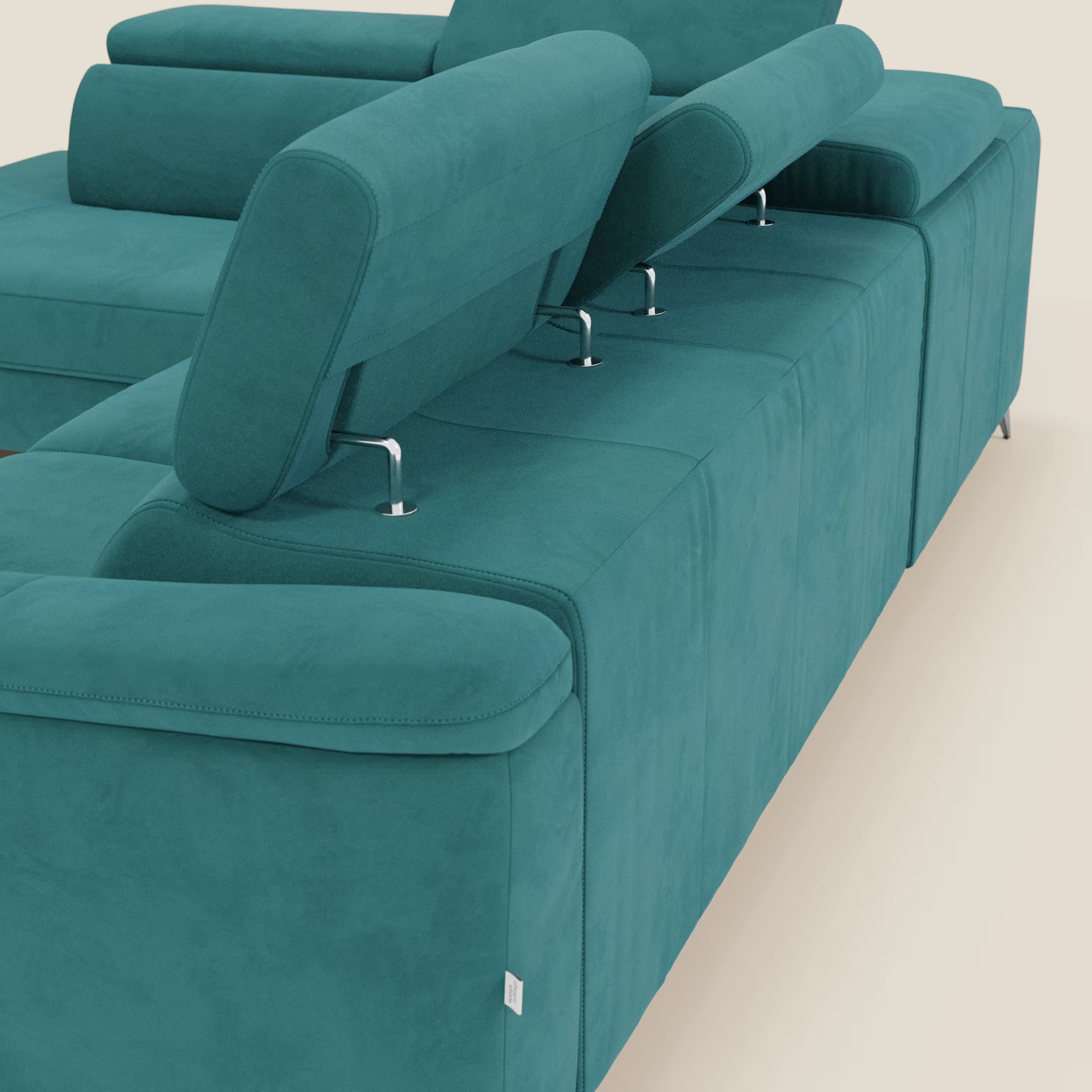 Arcos Divano angolare di Divani.Store in microfibra impermeabile T11 petrolio è caratterizzato da gambe alte, braccioli imbottiti e poggiatesta reclinabili con supporti in metallo. Mostrato di spalle e di lato su uno sfondo beige chiaro.