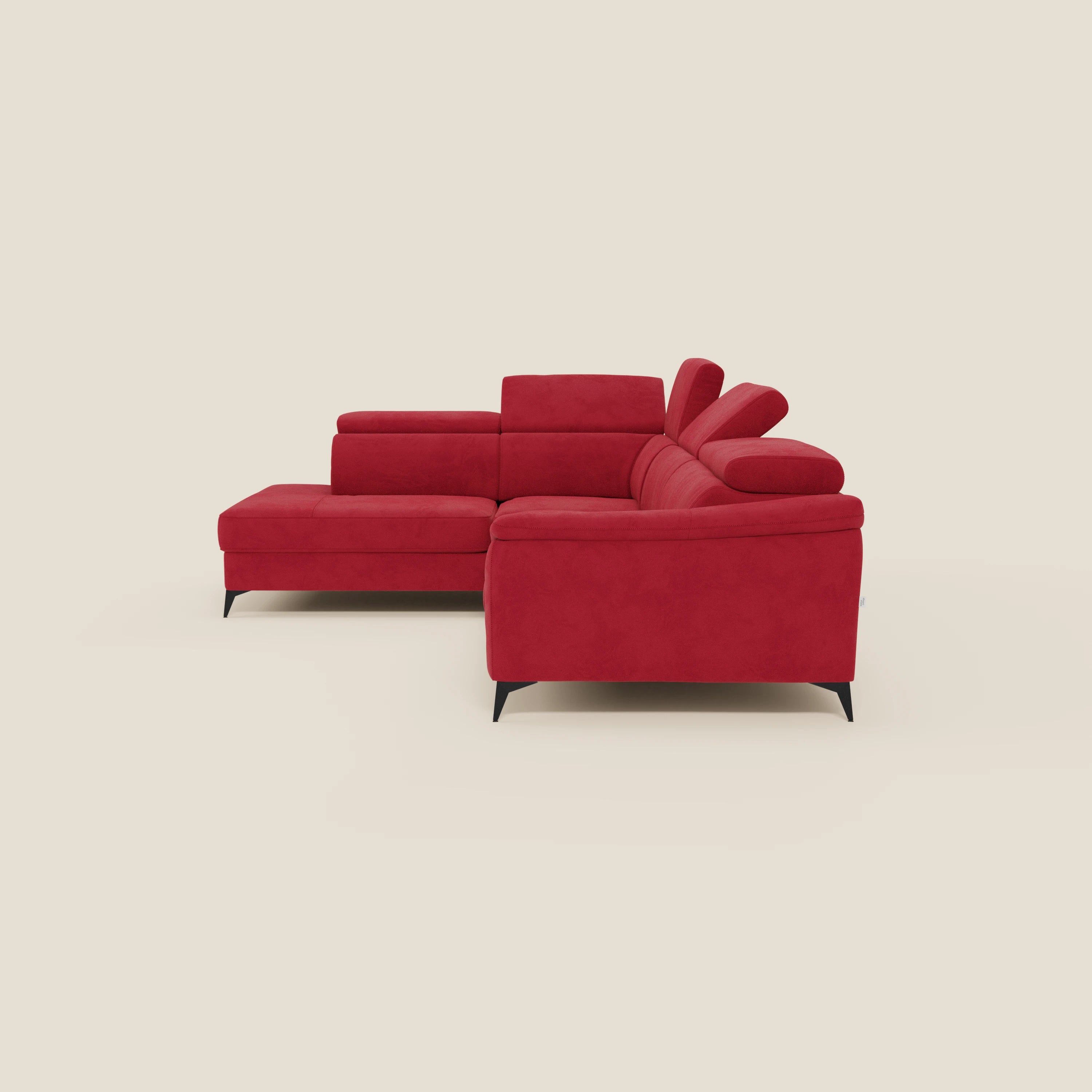 Arcos Divano angolare di Divani.Store è caratterizzato da alte gambe nere, poggiatesta regolabili e microfibra impermeabile T11 rossa. Questo elegante divano dalle linee pulite comprende una chaise longue estraibile a sinistra, su uno sfondo bianco sporco.