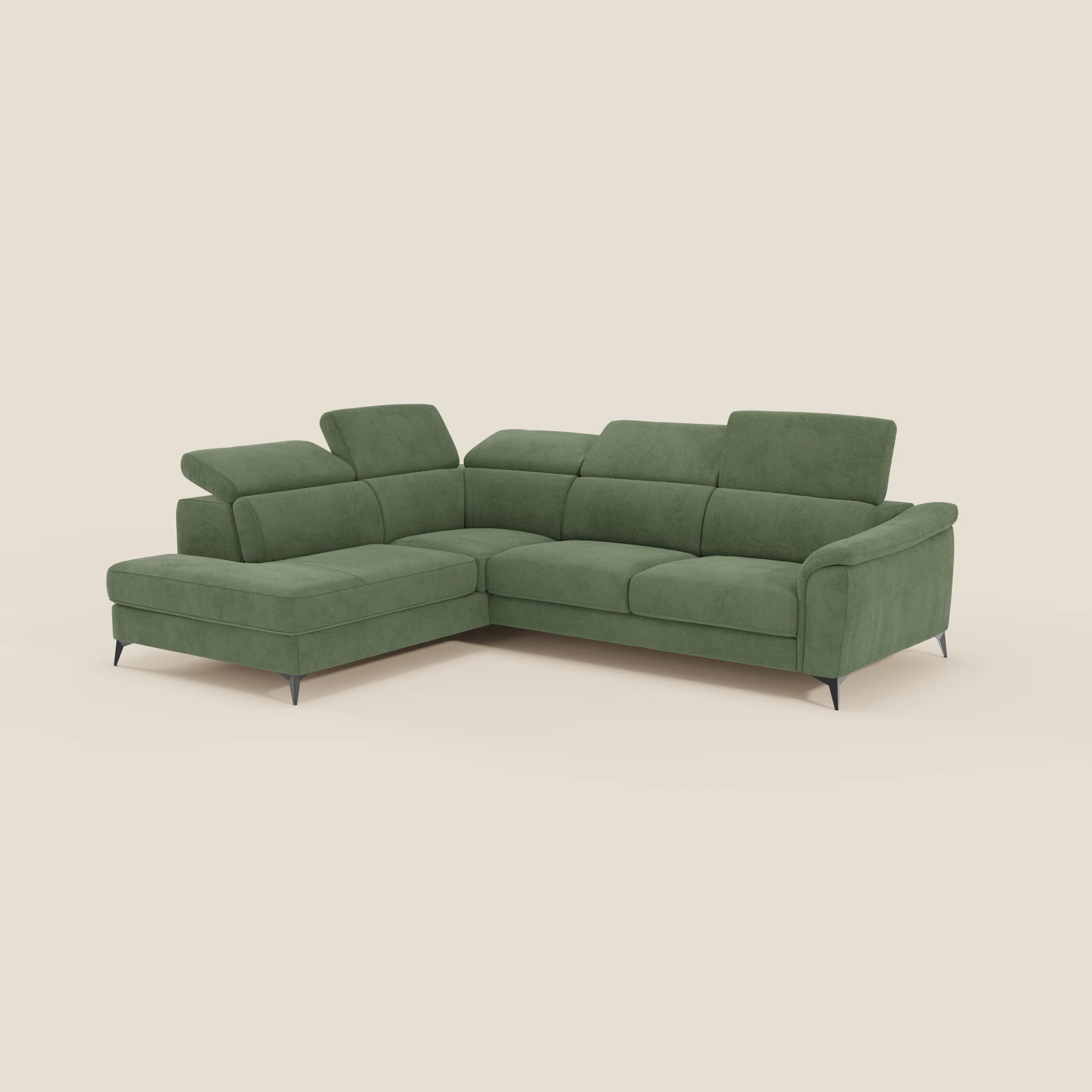 Arcos Divano angolare di Divani.Store ha 5 posti a sedere, ha una forma a L, una chaise longue estraibile, eleganti gambe nere, poggiatesta regolabili ed è rivestito in morbida microfibra impermeabile verde T11, perfetta su uno sfondo beige.