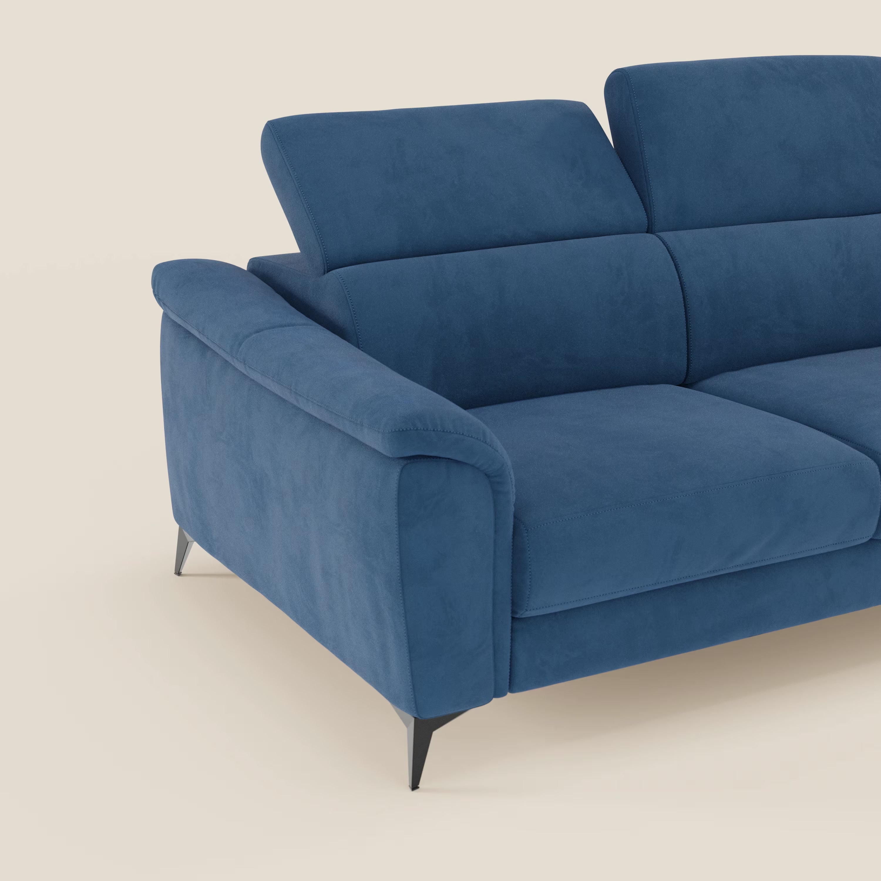 Arcos Divano 3 posti di Divani.Store è caratterizzato da gambe alte, poggiatesta regolabili e microfibra T11 impermeabile blu. Mostrato parzialmente dal lato sinistro per evidenziarne i dettagli, con ampi braccioli su sfondo beige.