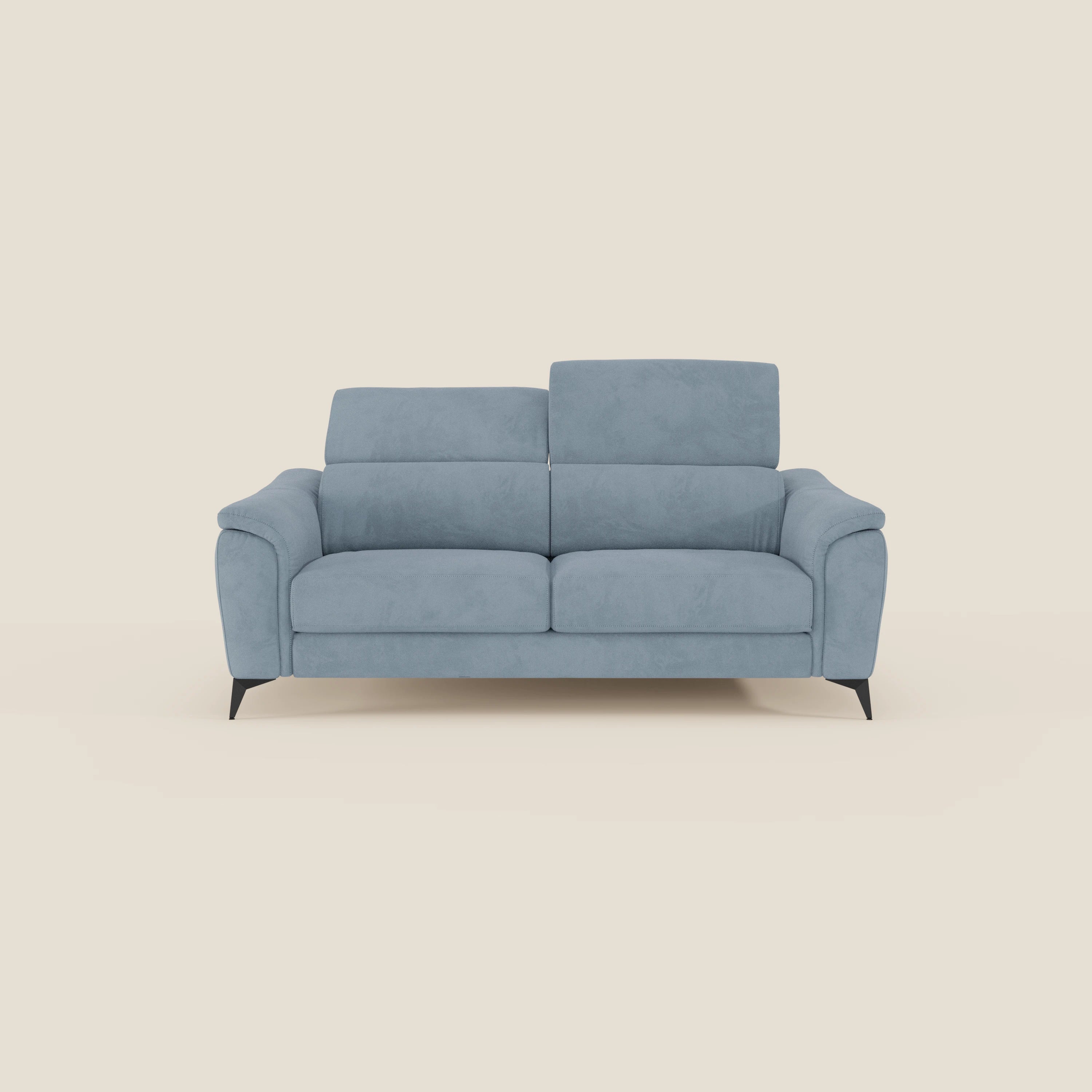 Arcos Divano 3 posti di Divani.Store è caratterizzato da alte gambe nere, due poggiatesta reclinabili e morbidi cuscini in microfibra impermeabile T11 carta da zucchero, che offrono un look moderno e minimalista su uno sfondo beige chiaro.