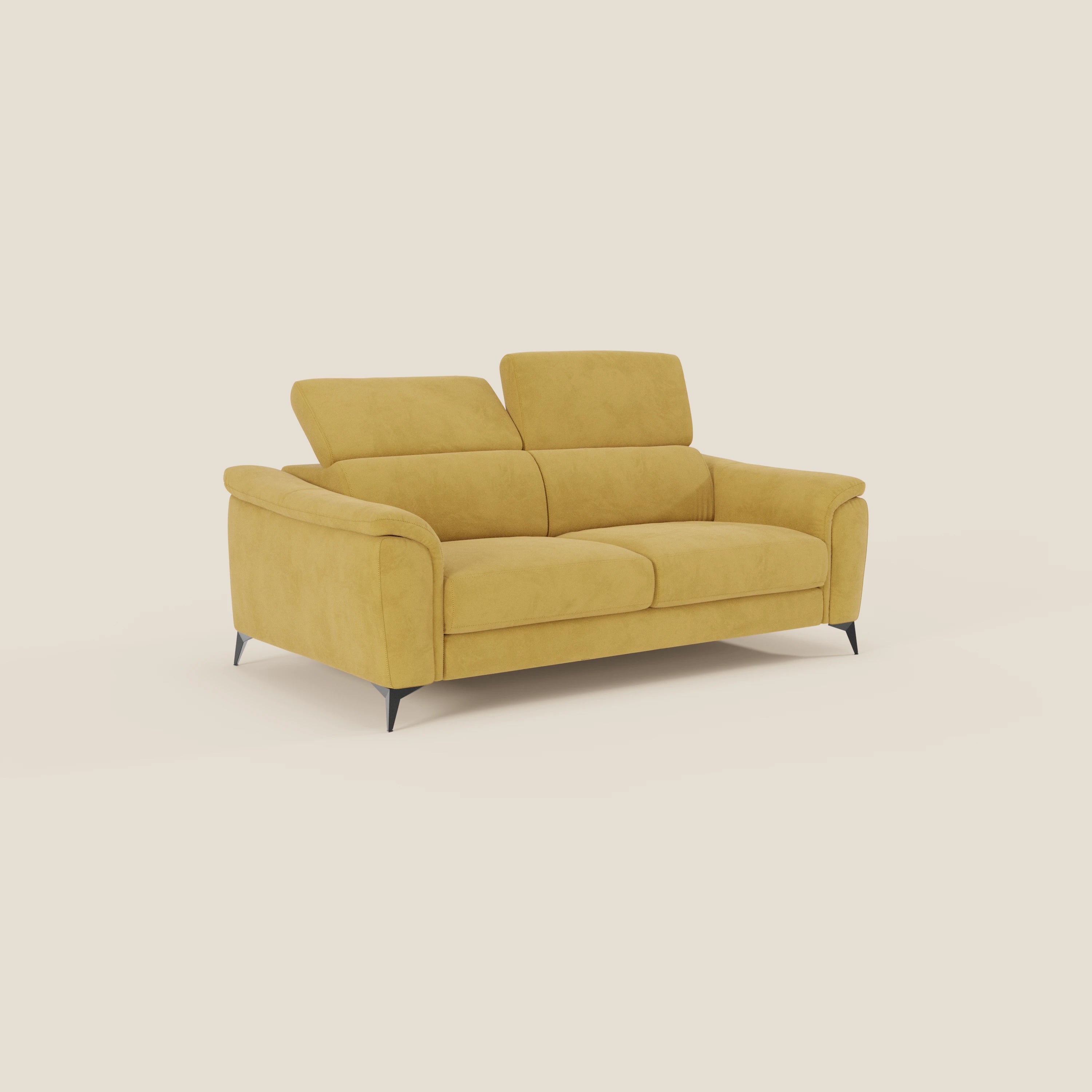 Arcos Divano 3 posti di Divani.Store, in microfibra impermeabile T11 giallo, è caratterizzato da due poggiatesta reclinabili, braccioli bassi e gambe alte nere, che offrono un look moderno e accogliente su uno sfondo bianco sporco.