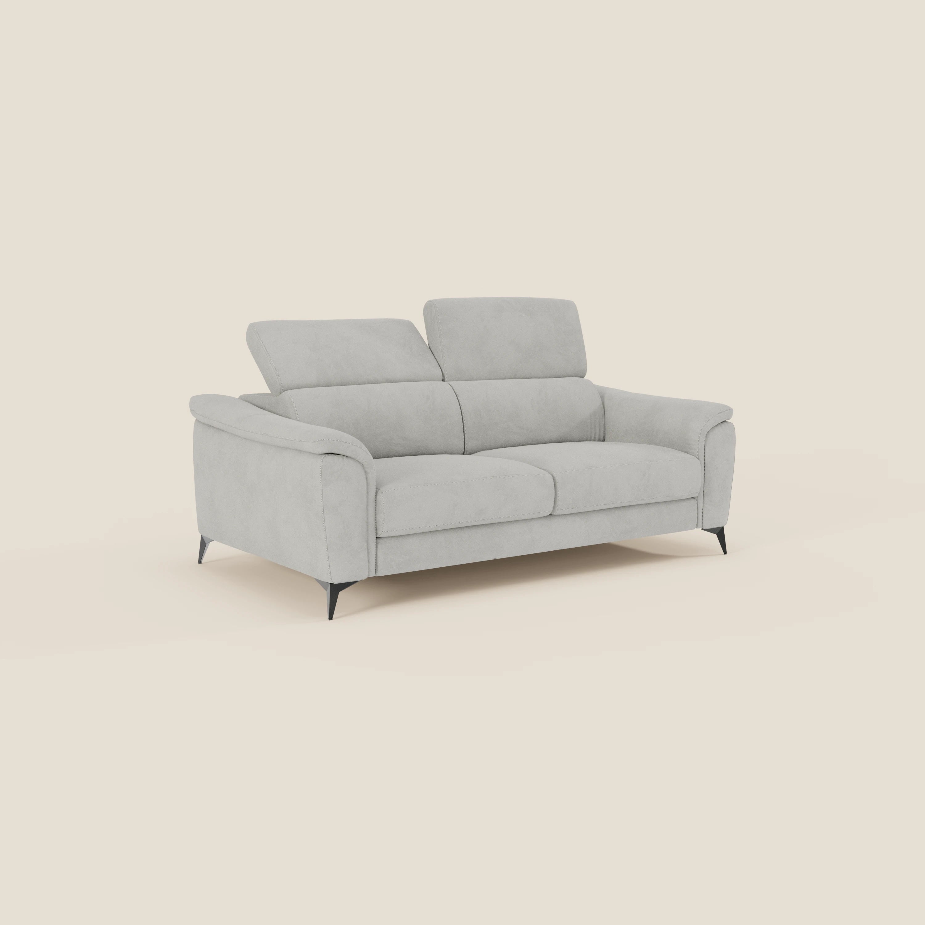 Arcos Divano 3 posti di Divani.Store è caratterizzato da microfibra impermeabile grigio chiaro, tre ampie sedute, poggiatesta reclinabili, braccioli imbottiti e alte gambe in metallo nero, su sfondo crema.