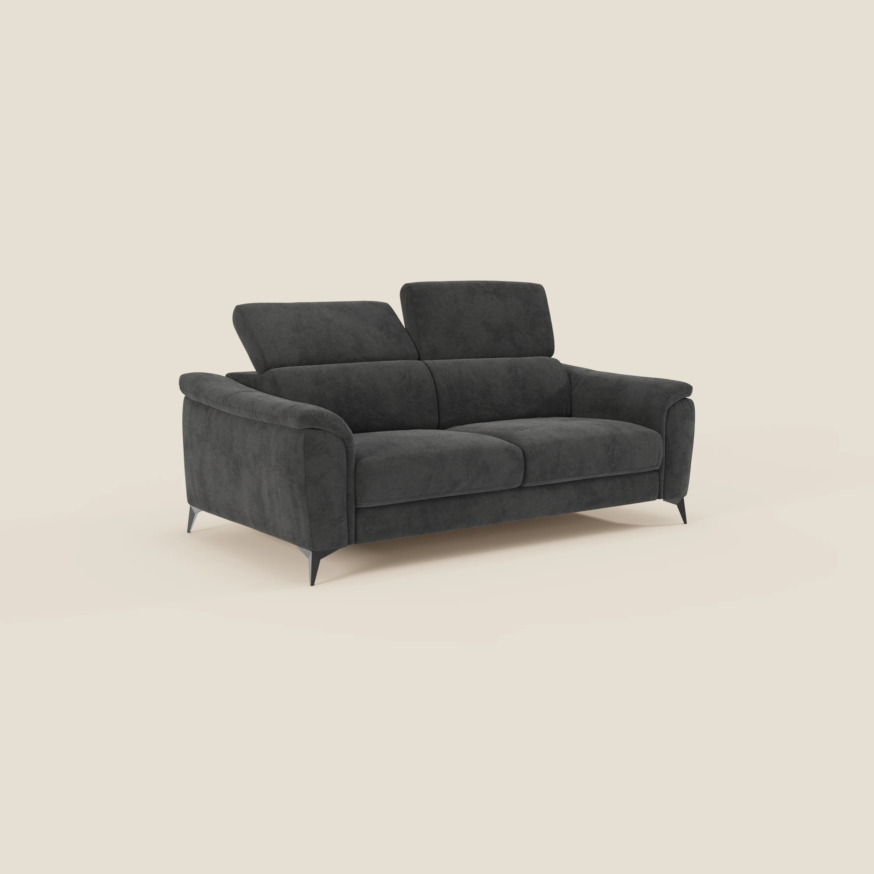 Arcos Divano 3 posti di Divani.Store è caratterizzato da gambe alte, braccioli sottili e poggiatesta reclinabili in microfibra nera impermeabile T11, che offre un look contemporaneo e confortevole su uno sfondo color crema.