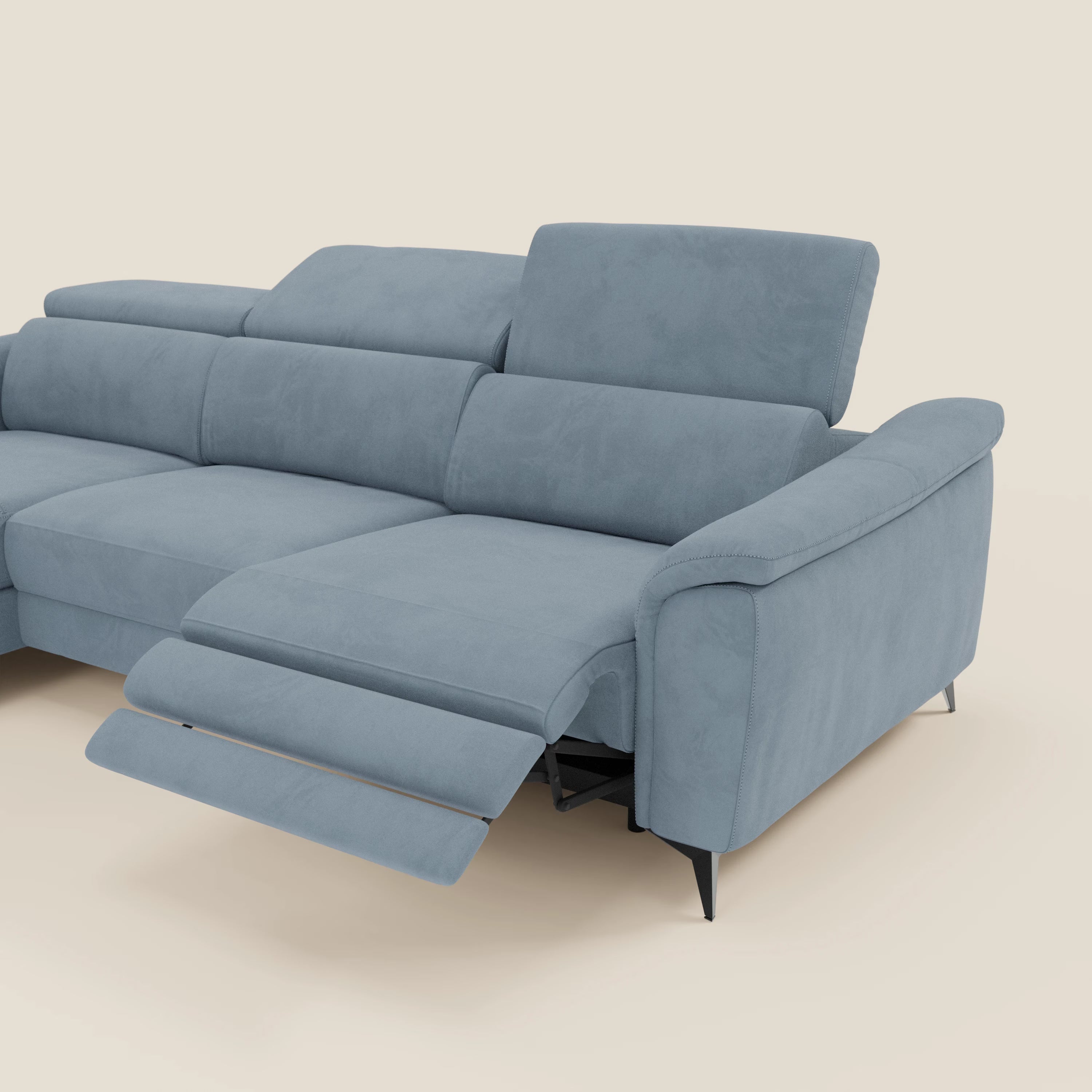 Arcos Sofa mit Halbinsel – hohe Füße und verstellbare Kopfstützen aus wasserfester Mikrofaser T11 baby blau