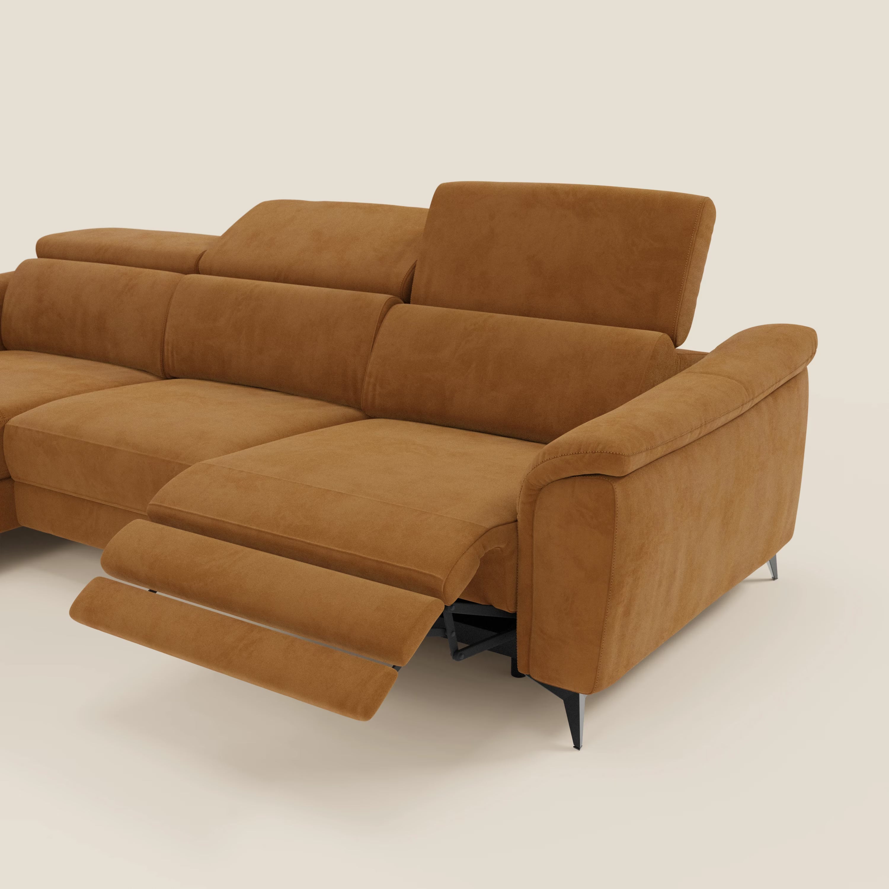 Arcos Sofa mit Halbinsel – hohe Füße und verstellbare Kopfstützen aus wasserfester Mikrofaser T11 lederfarben