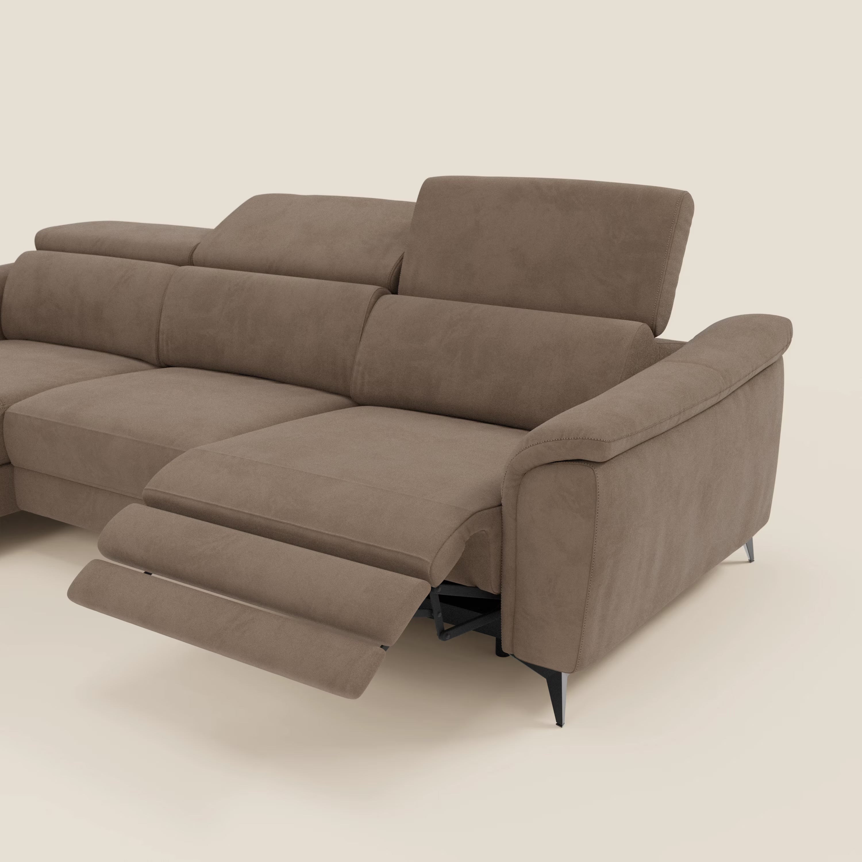 Arcos Sofa mit Halbinsel – hohe Füße und verstellbare Kopfstützen aus wasserfester Mikrofaser T11 braun