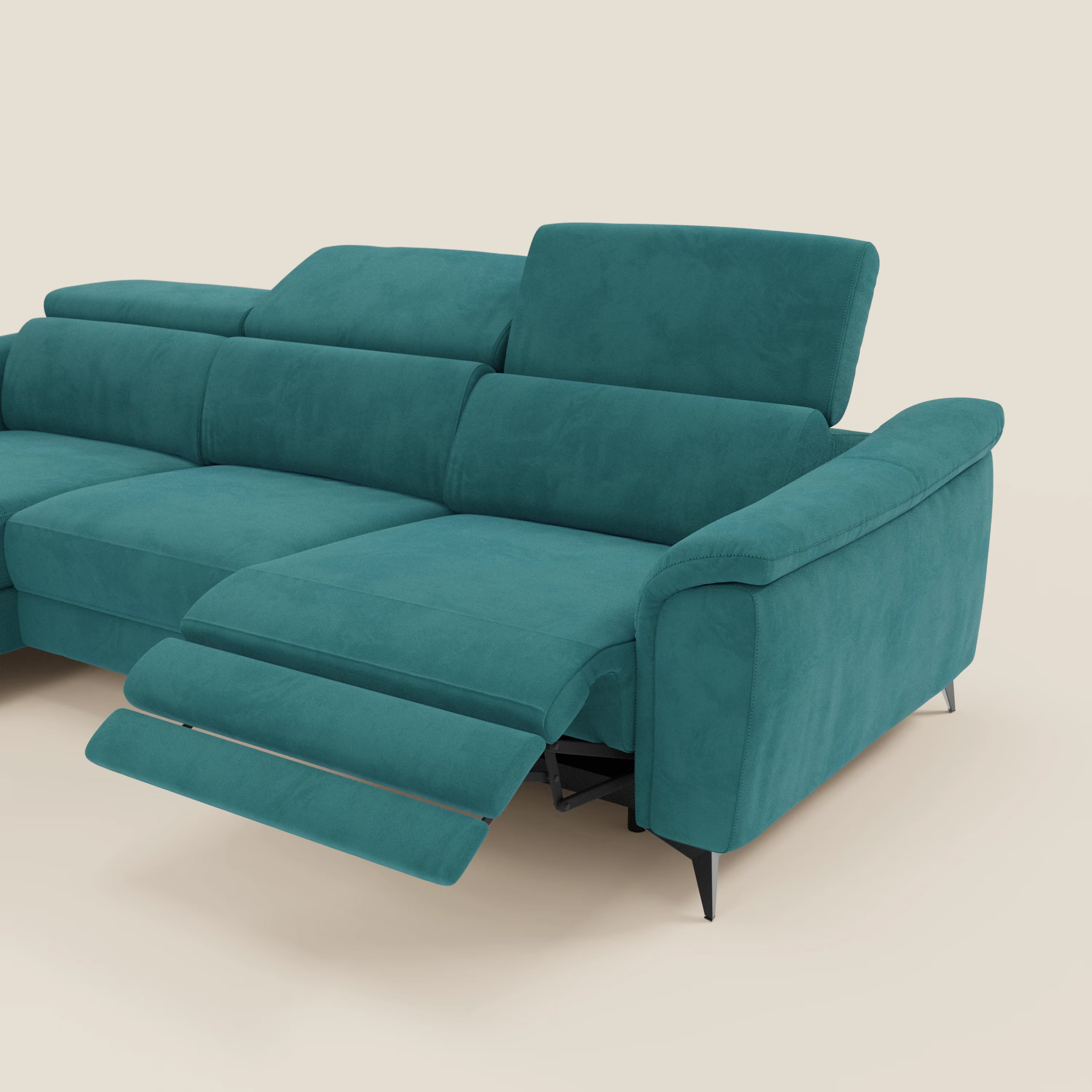 L'Arcos Divano con penisola di Divani.Store in T11 petrolio microfibra è caratterizzato da gambe alte, poggiatesta reclinabili, cuscini morbidi e ampi braccioli per il massimo comfort, su uno sfondo beige chiaro.