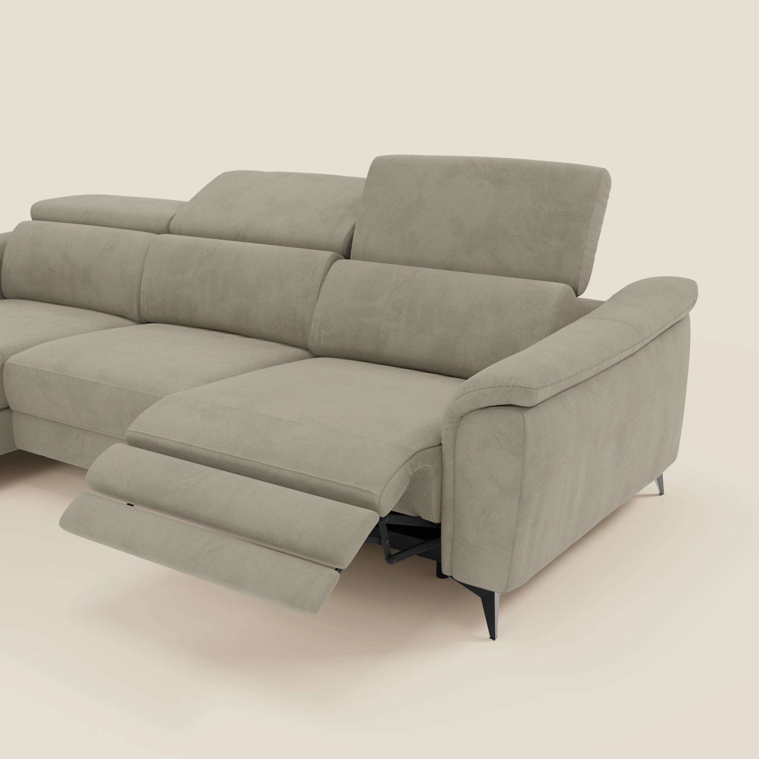 Arcos Sofa mit Halbinsel – hohe Füße und verstellbare Kopfstützen aus wasserfester Mikrofaser T11 graubeige