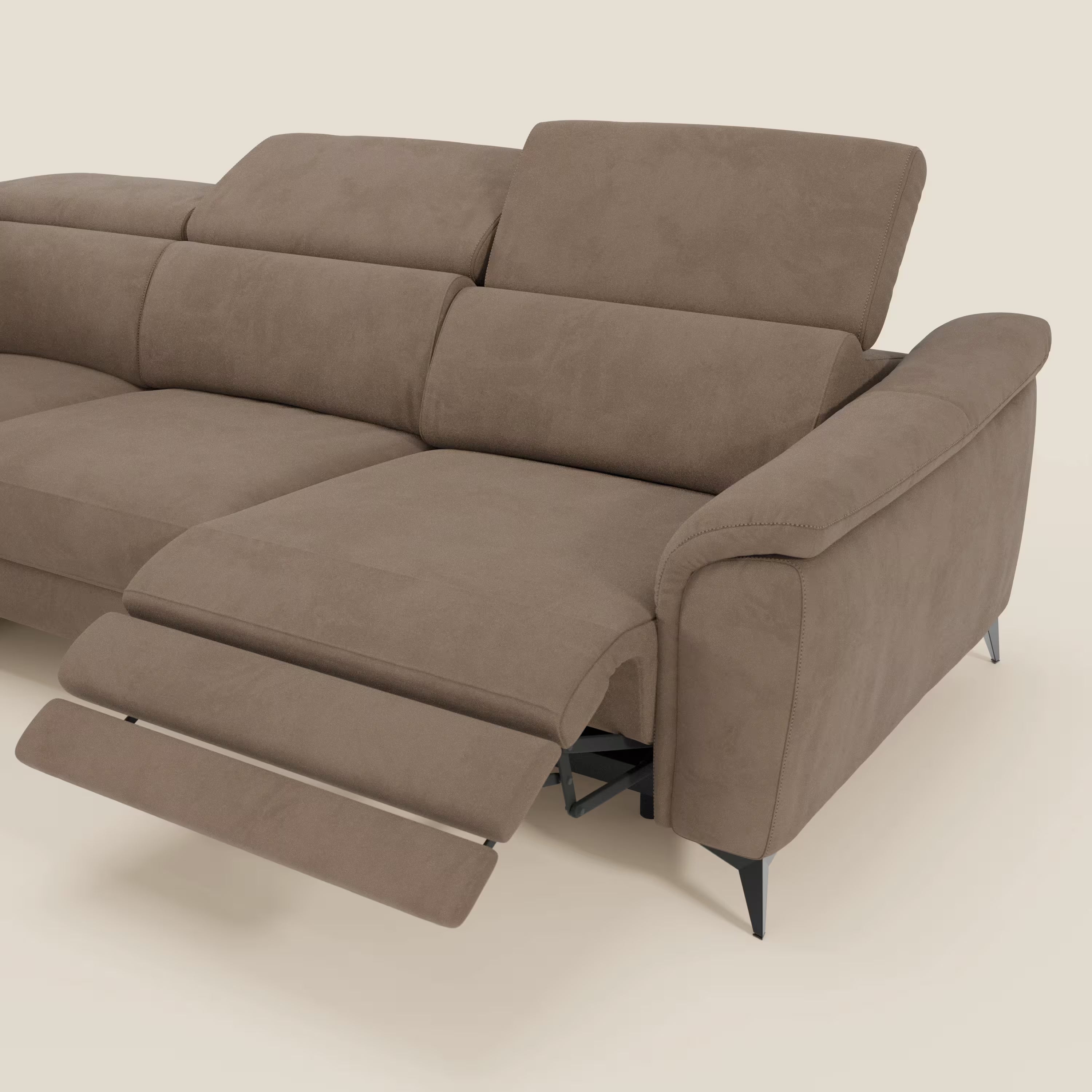 Arcos Divano angolare di Divani.Store è dotato di gambe alte, poggiatesta reclinabili e rivestimento in microfibra impermeabile T11 marrone per un maggiore comfort.