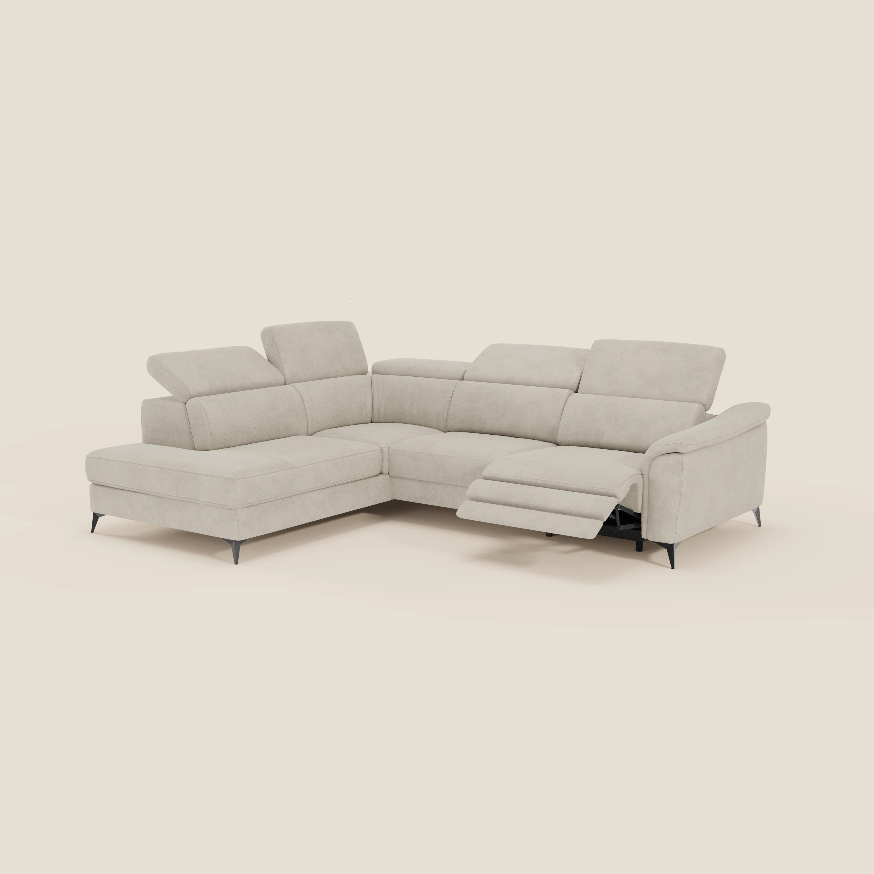 Arcos Divano angolare di Divani.Store è dotato di tre poggiatesta reclinabili, una chaise longue sinistra, un poggiapiedi relax elettrico a destra, sottili gambe nere e rivestimento in microfibra impermeabile T11 panna. Su uno sfondo chiaro.