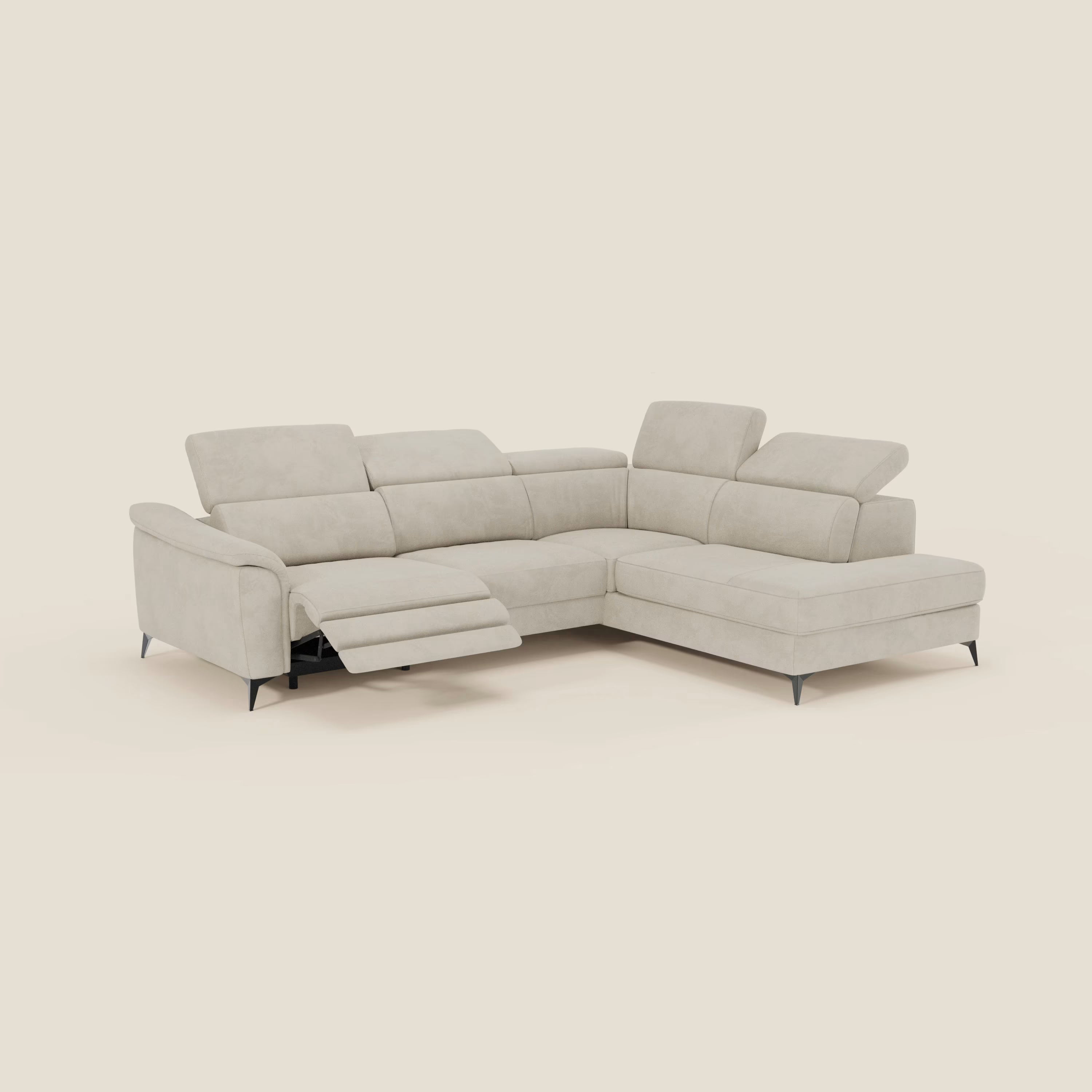 L'Arcos Divano angolare di Divani.Store, caratterizzato da gambe alte e poggiatesta regolabili in microfibra impermeabile T11 panna, è inserito in uno sfondo bianco.