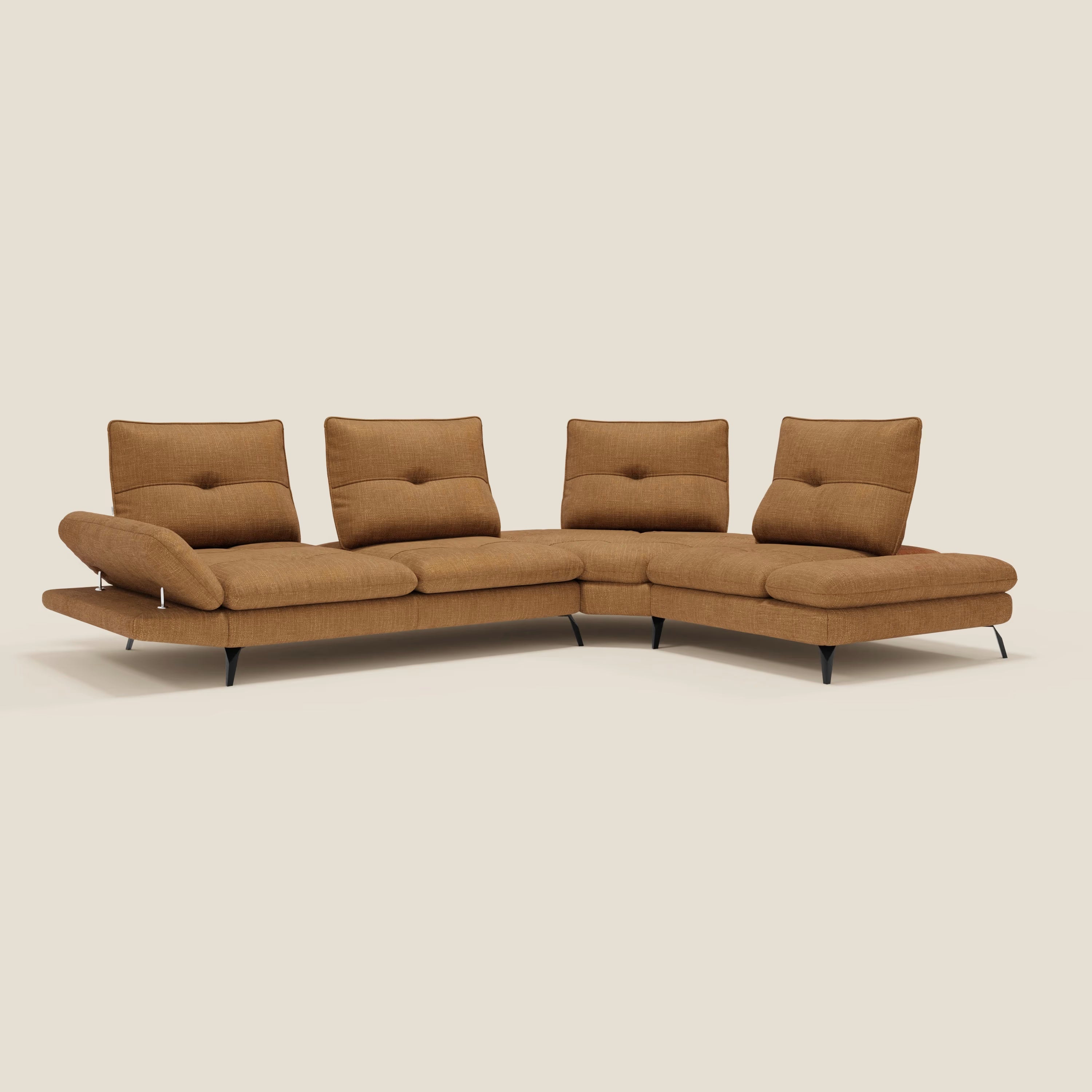 Ardex Divano Angolare di Divani.Store è un divano a L con schienali scorrevoli, braccioli regolabili e morbide sedute in elegante tessuto impermeabile T06 ocra, con sottili gambe in metallo nero su sfondo beige.