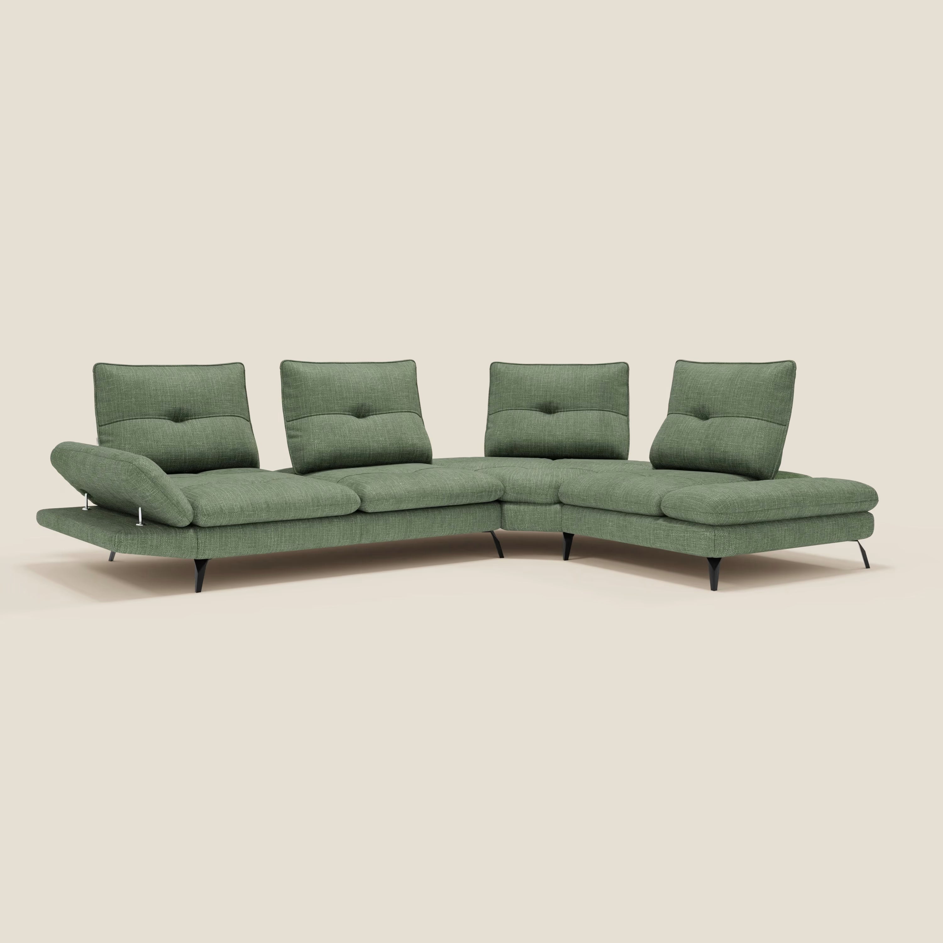 Ardex Divano Angolare di Divani.Store è caratterizzato da tessuto impermeabile T06 verde, schienali e braccioli regolabili e scorrevoli, cuscini dello schienale trapuntati, gambe angolate nere e design minimalista a basso profilo su sfondo beige.