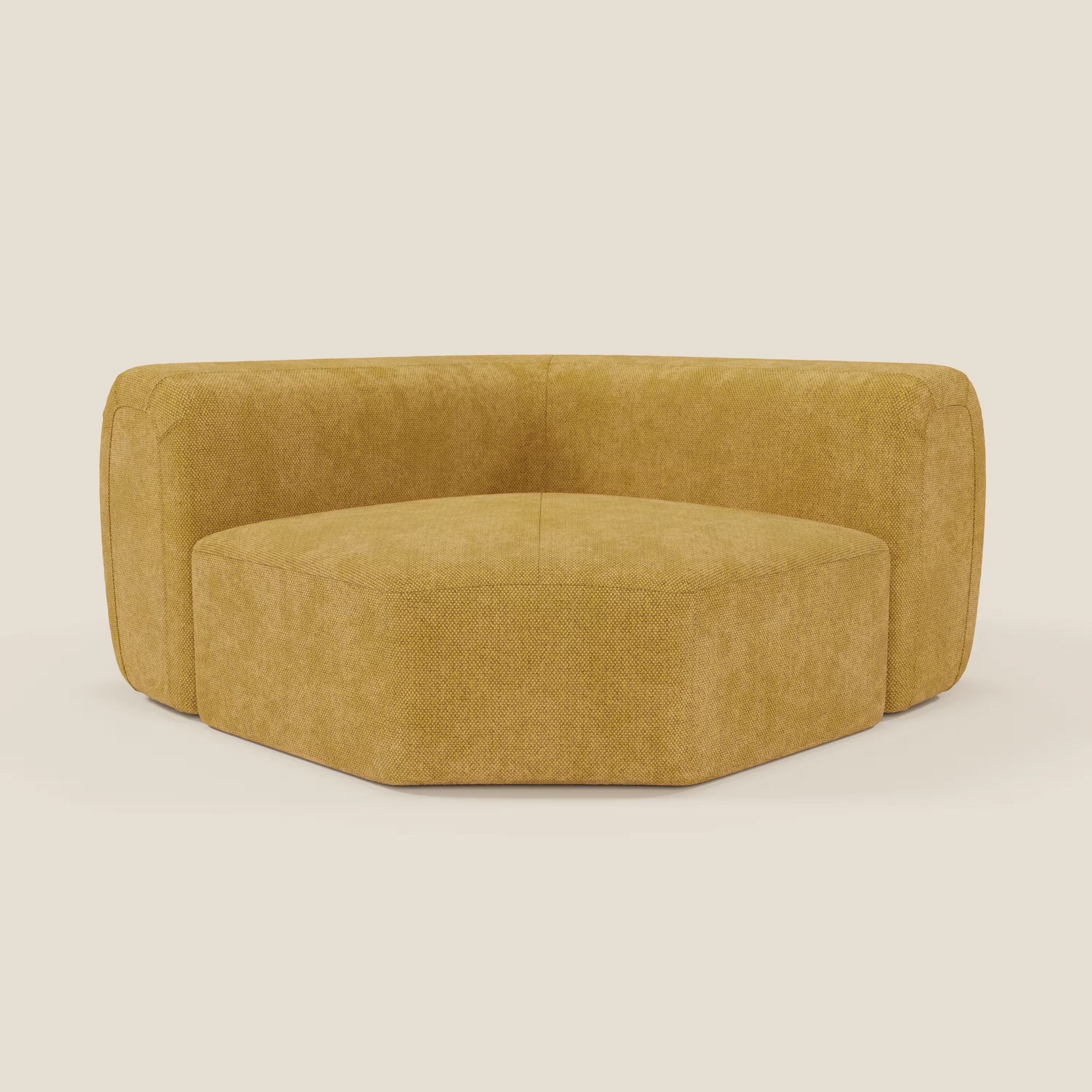 BonBon Modulo angolare - Divano componibile GF edition giallo di Divani.Store è una poltrona angolare moderna di colore giallo senape con schienale ampio e angolato, braccioli arrotondati e cuscino esagonale su sfondo crema. Design minimalista dalle linee essenziali.