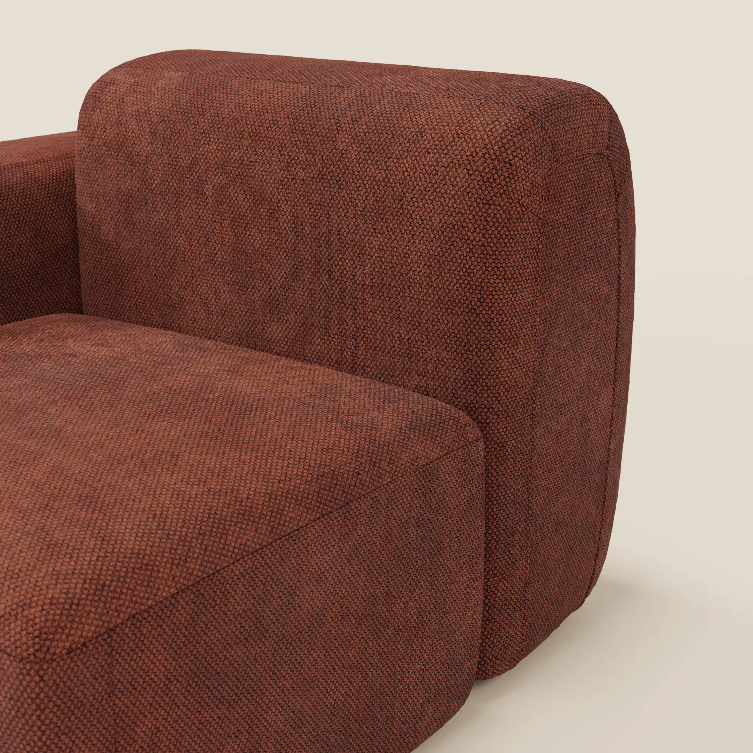 Primo piano del tappeto BonBon modulo terminale 105 cm sinistro o destro - Grande Fratello edition di Divani.Store, caratterizzato da un tessuto marrone ad effetto intrecciato, bordi arrotondati e un raffinato design italiano su uno sfondo beige chiaro.